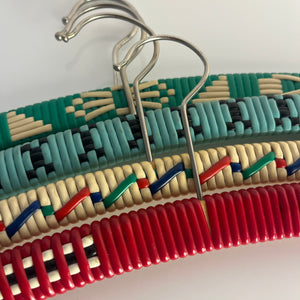 Set: 4x Kleiderbügel grün beige rot