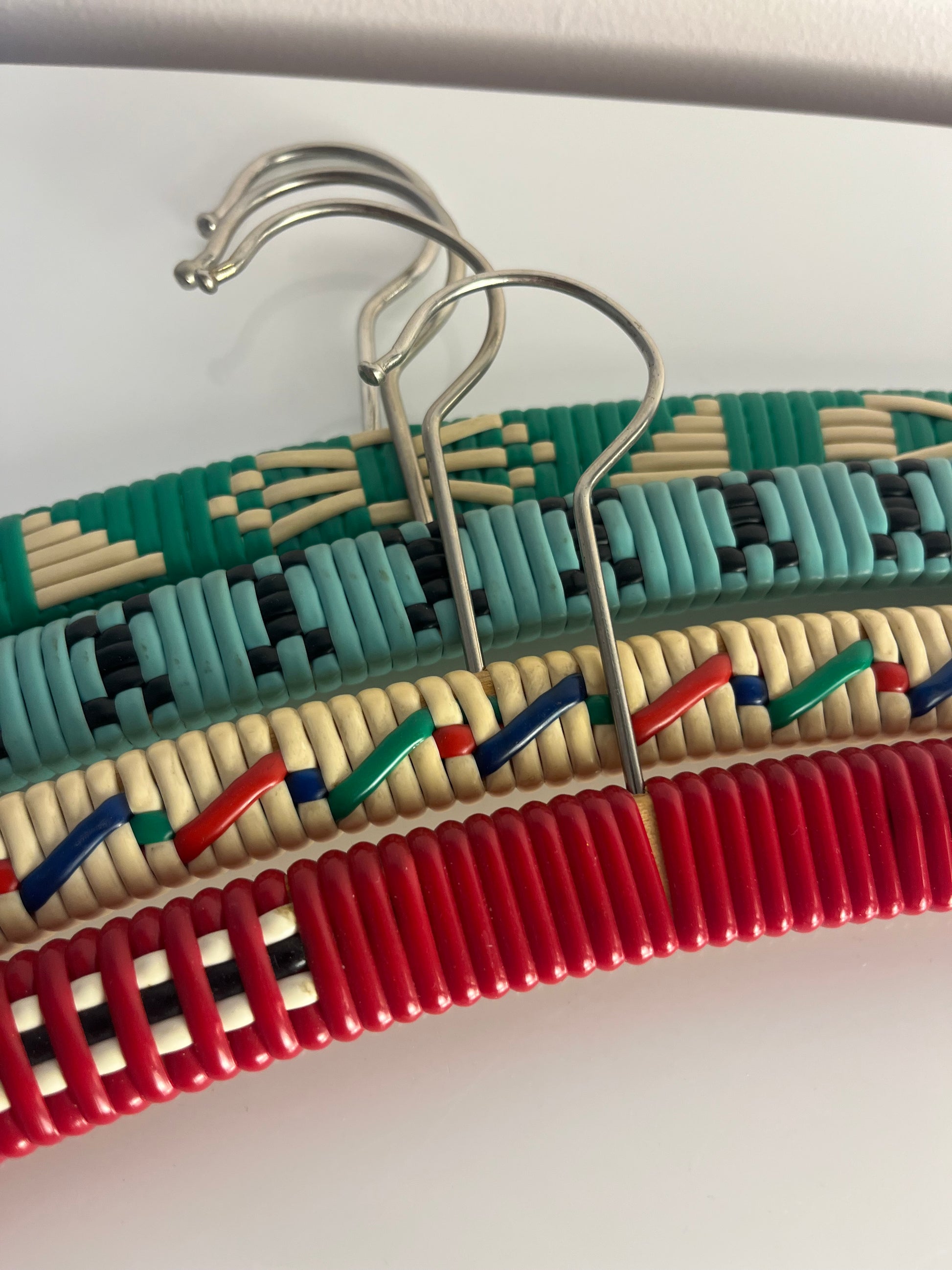 Set: 4x Kleiderbügel grün beige rot