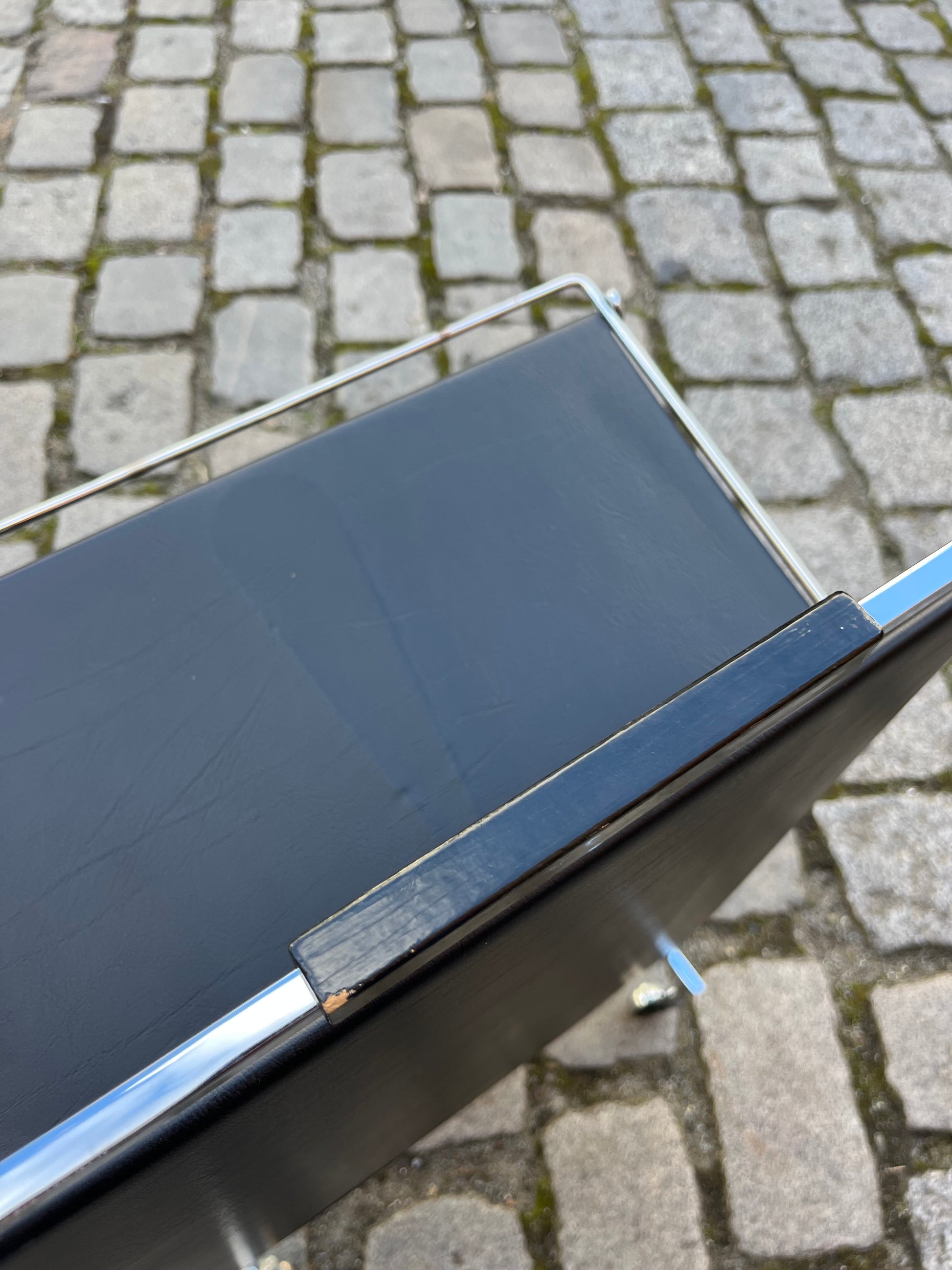Zeitungsständer schwarz Chrom