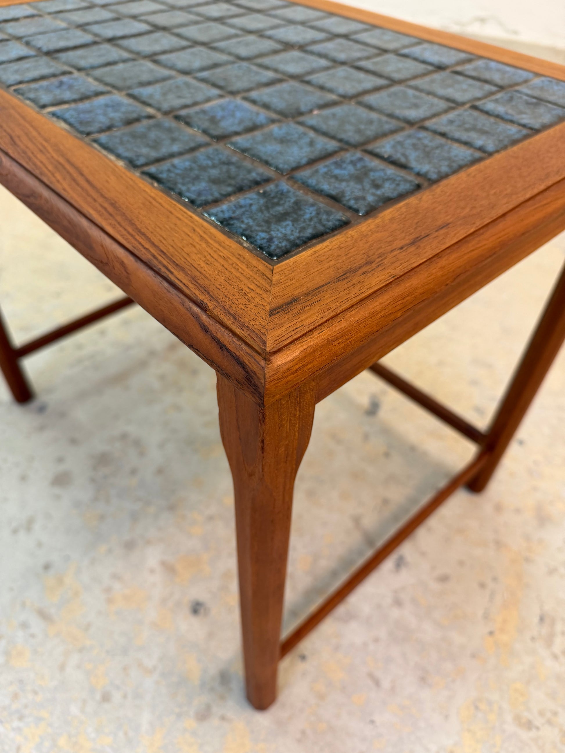 Beistelltisch Teak & blaue Fliesen aus Dänemark