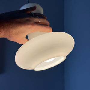 Hängelampe weiß Opalglas von Lightskaer Lighting