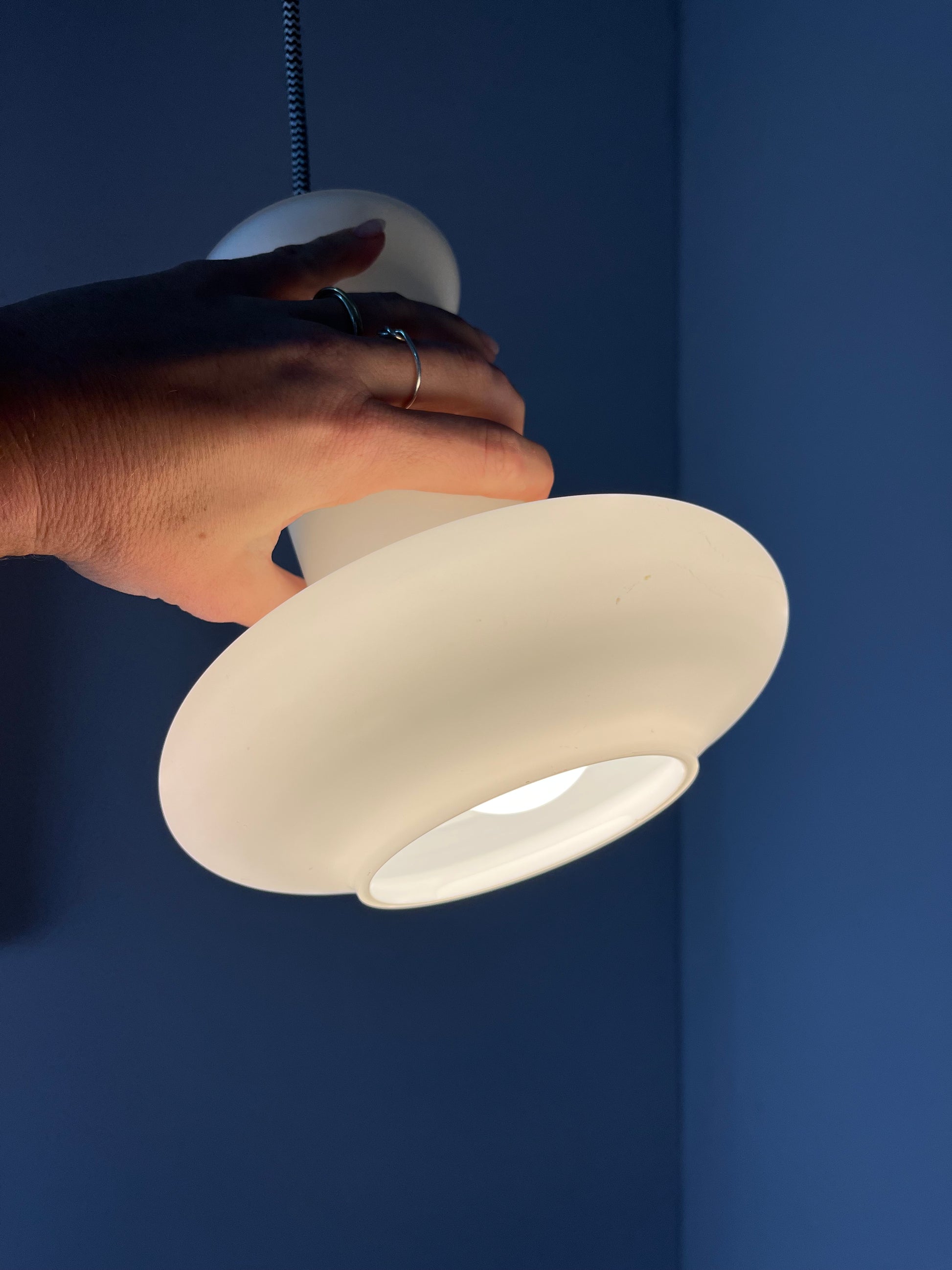 Hängelampe weiß Opalglas von Lightskaer Lighting