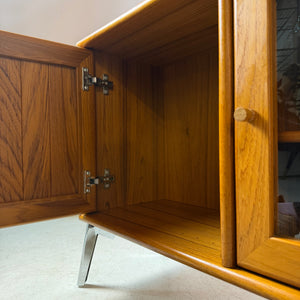 Kleiner Schrank mit Vitrine und Tür links von Dyrlund
