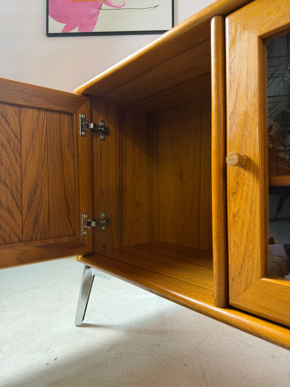 Kleiner Schrank mit Vitrine und Tür links von Dyrlund
