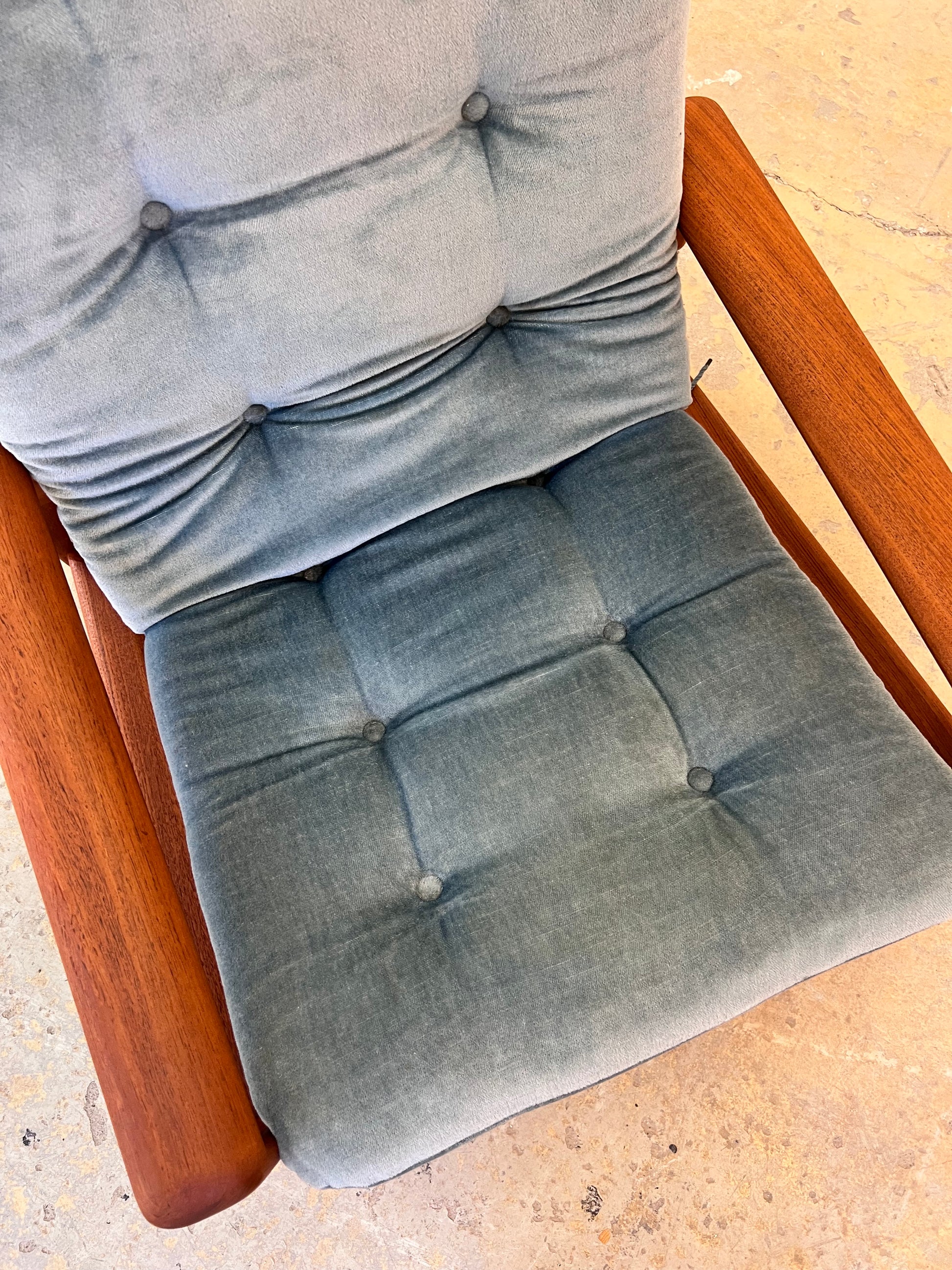 Sessel blau Samt und Teak Hochlehner