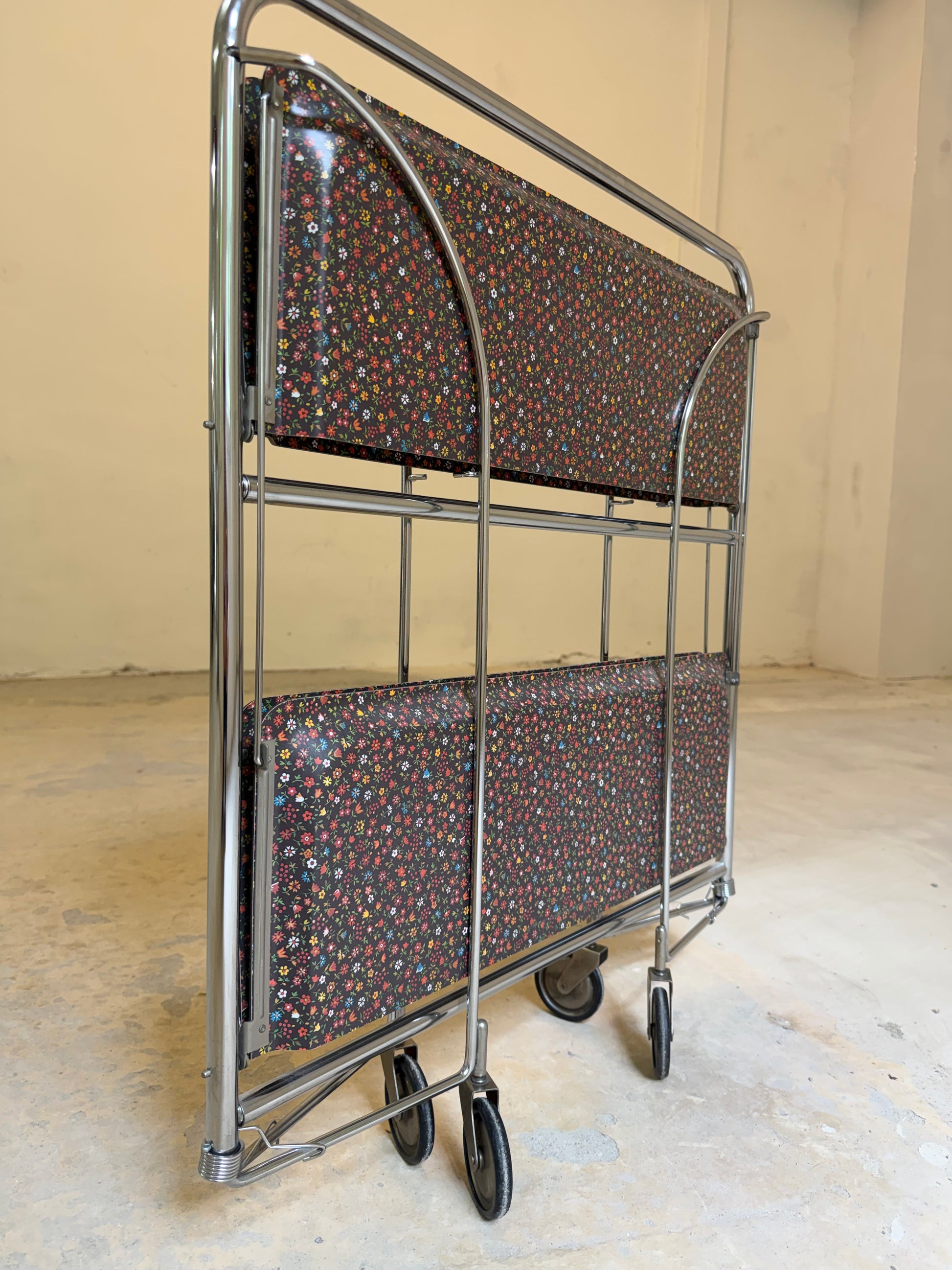 Dinette Servierwagen mit Blümchen und Chrom