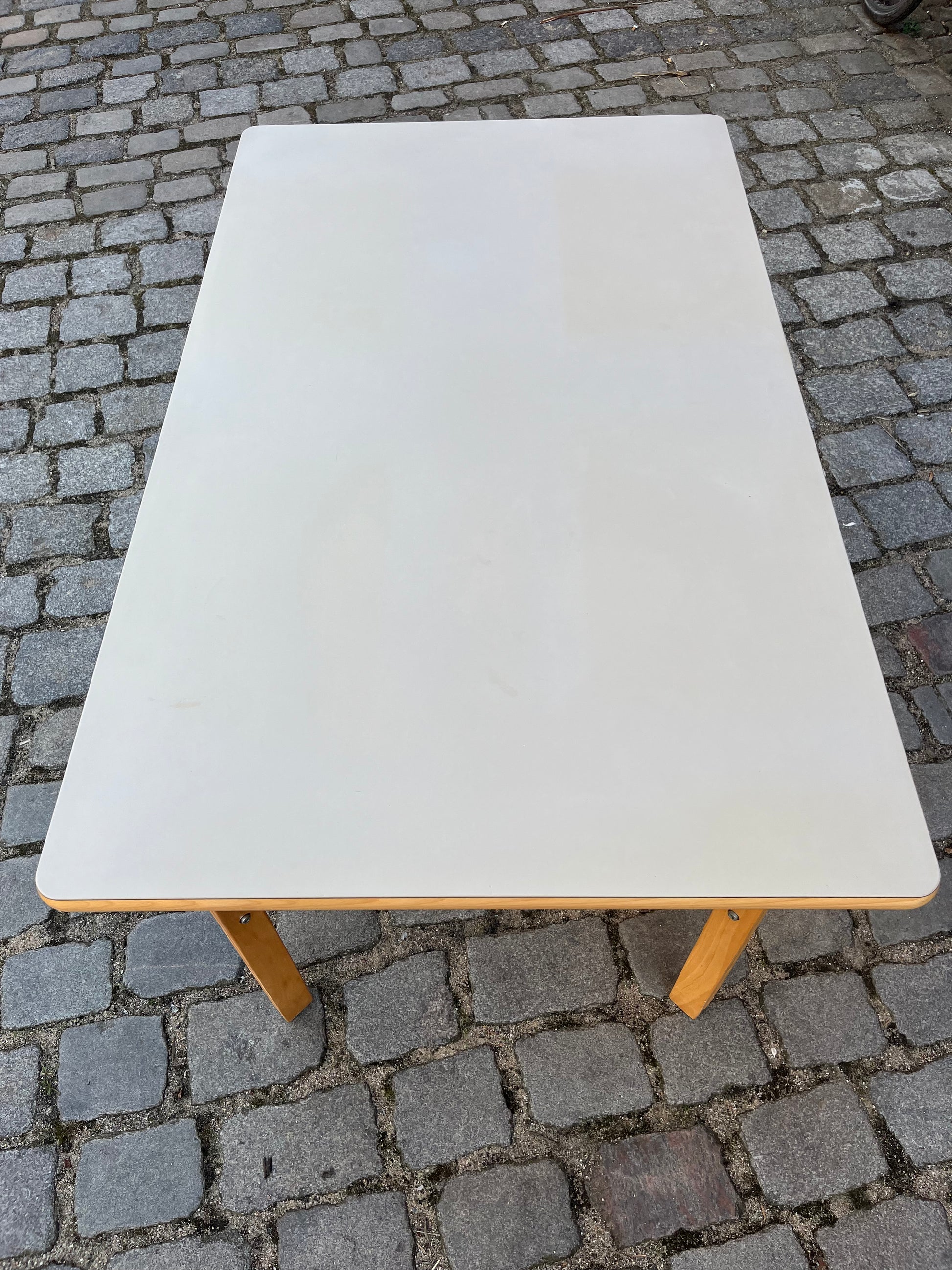 Esstisch mit Linoleum-Platte hellgrau Buche