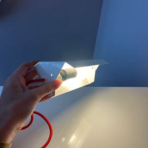 Wandlampe weiß Metall mit rotem Kabel