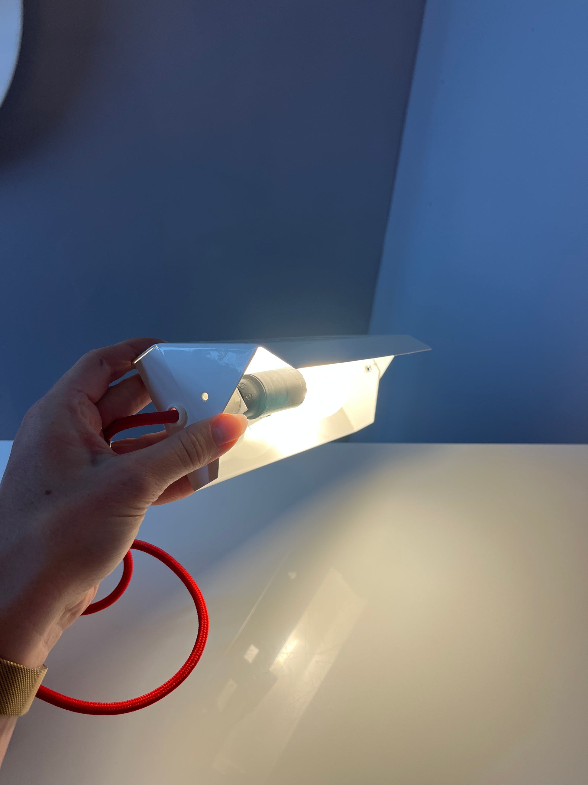 Wandlampe weiß Metall mit rotem Kabel