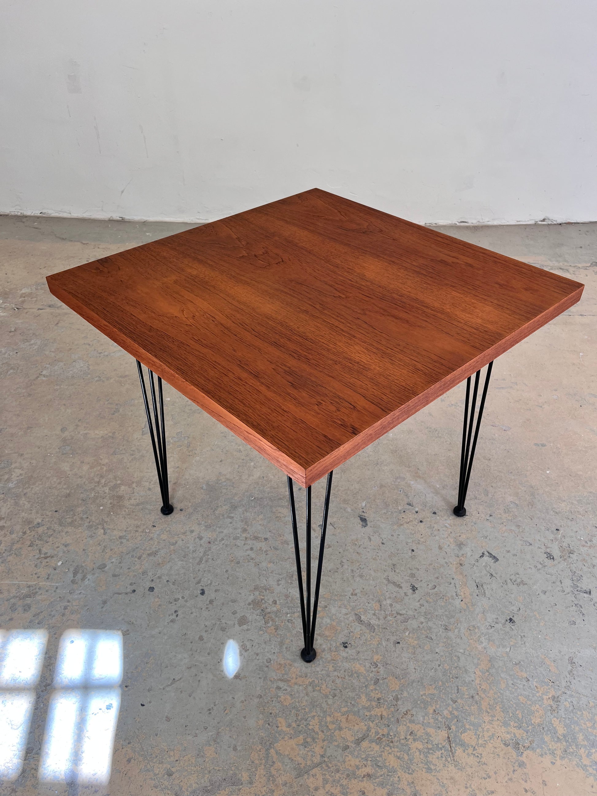Quadratischer Esstisch Teak mit original Hairpinlegs