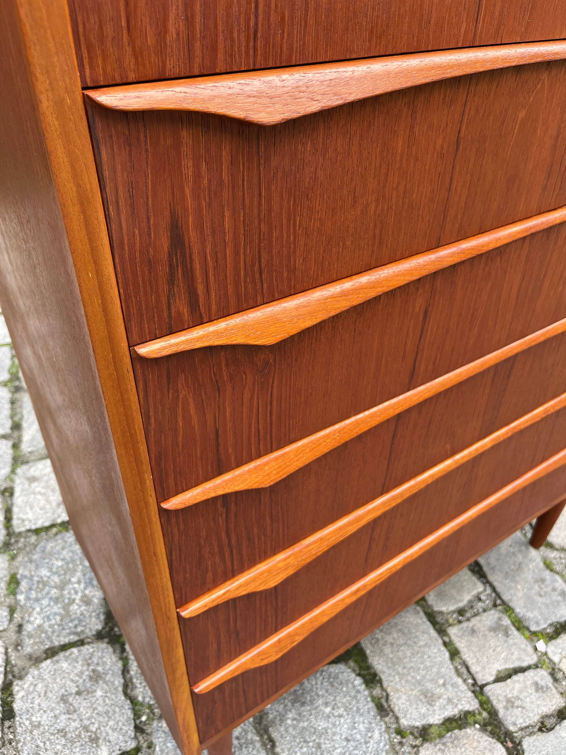 Kommode Teak mit geschwungenen Griffen