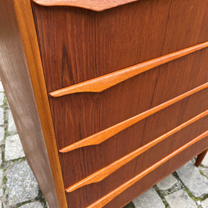 Kommode Teak mit geschwungenen Griffen