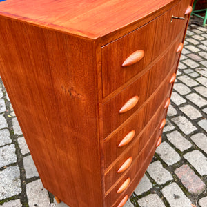 Halbrunde Kommode Teak mit Muschelgriffen aus Dänemark