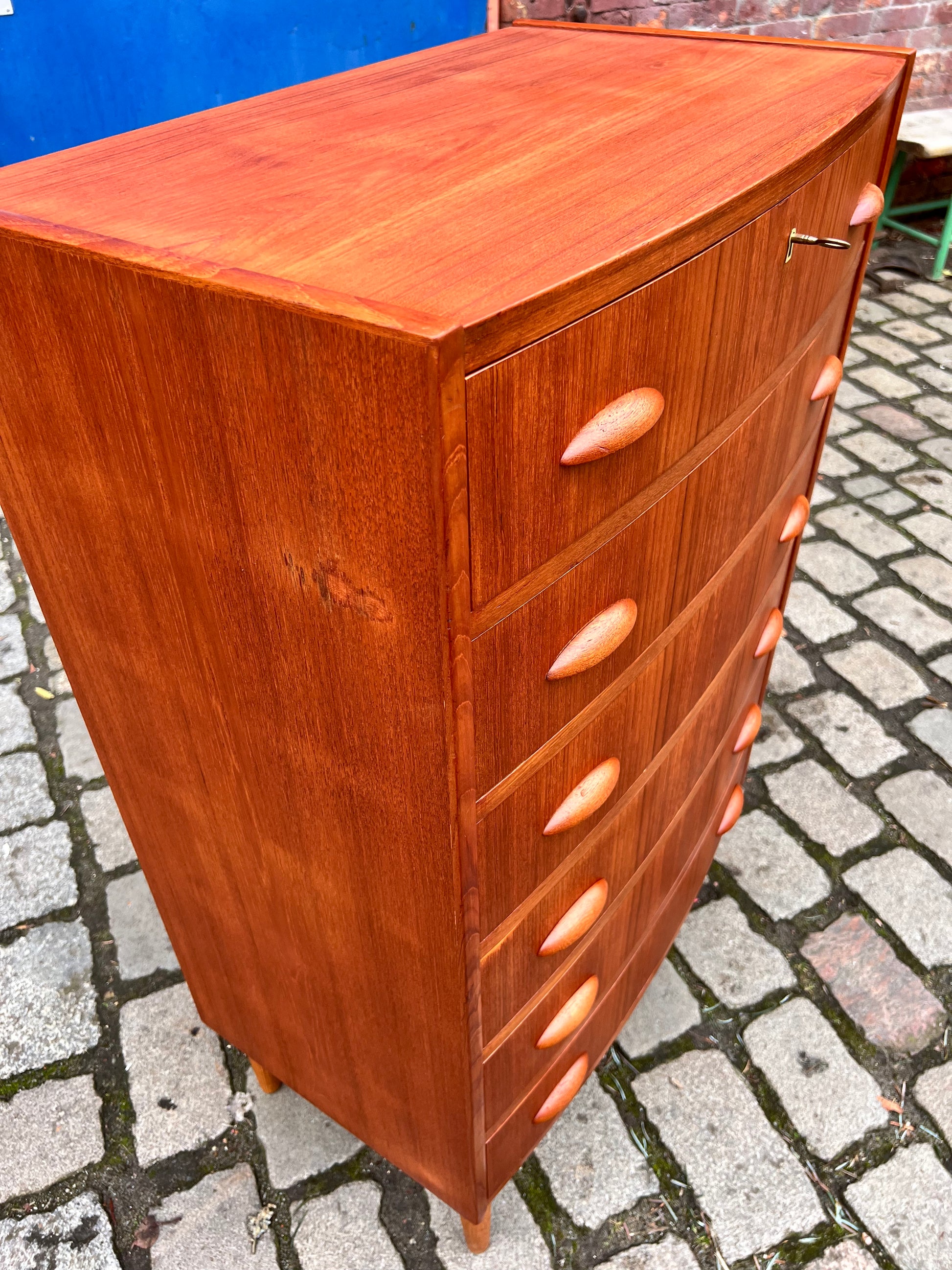 Halbrunde Kommode Teak mit Muschelgriffen aus Dänemark