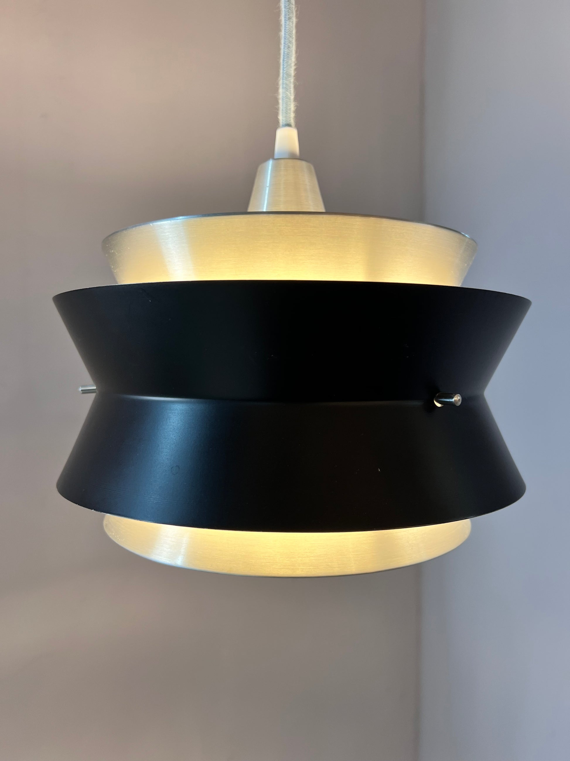 Lamellenlampe Trava schwarz silber von Carl Thore für Granhaga