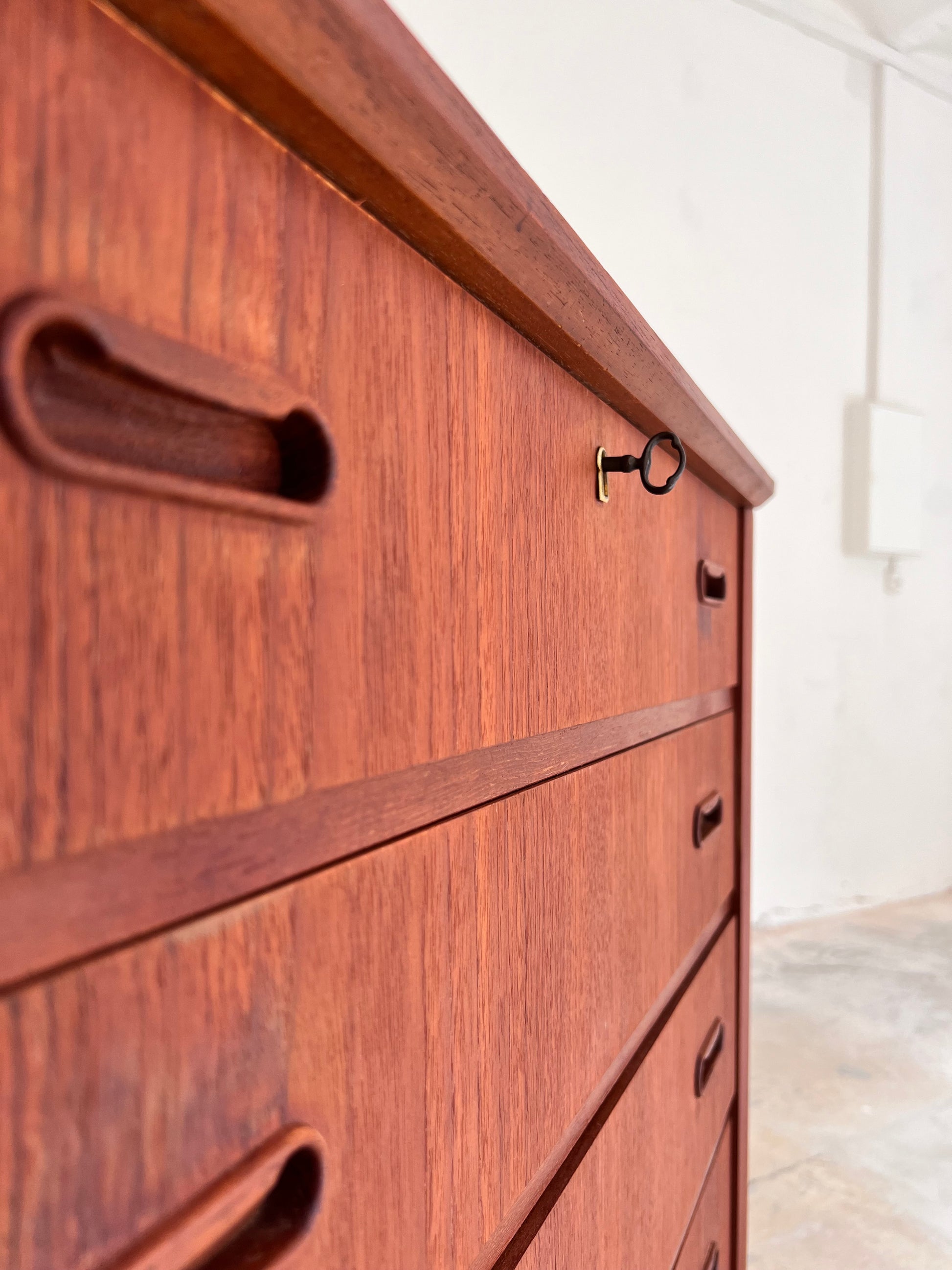 Kommode Teak mit Schloss aus Dänemark