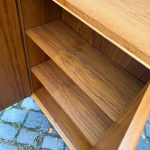 Schrank Teak mit neuen Chromfüßen