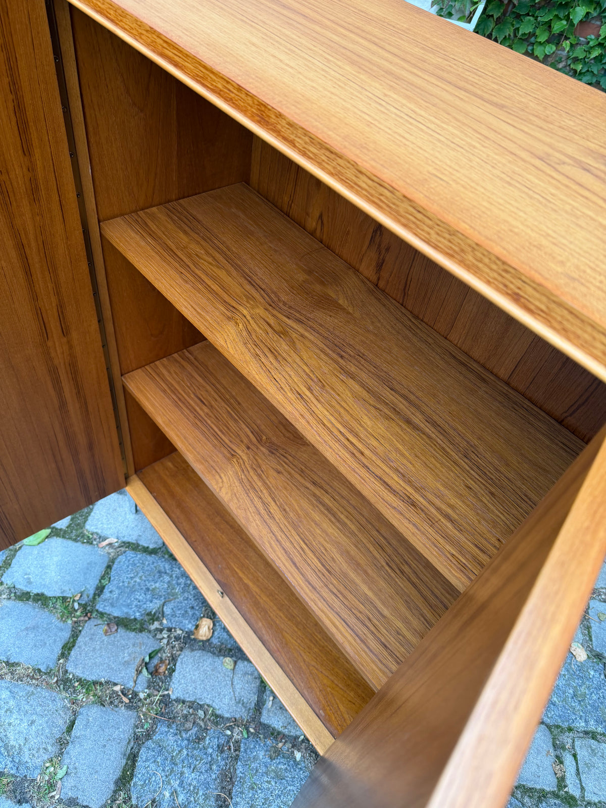 Schrank Teak mit neuen Chromfüßen