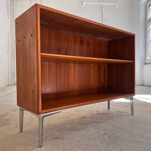 Regal Teak mit neuen Chromfüßen von Søborg Møbelfabrik