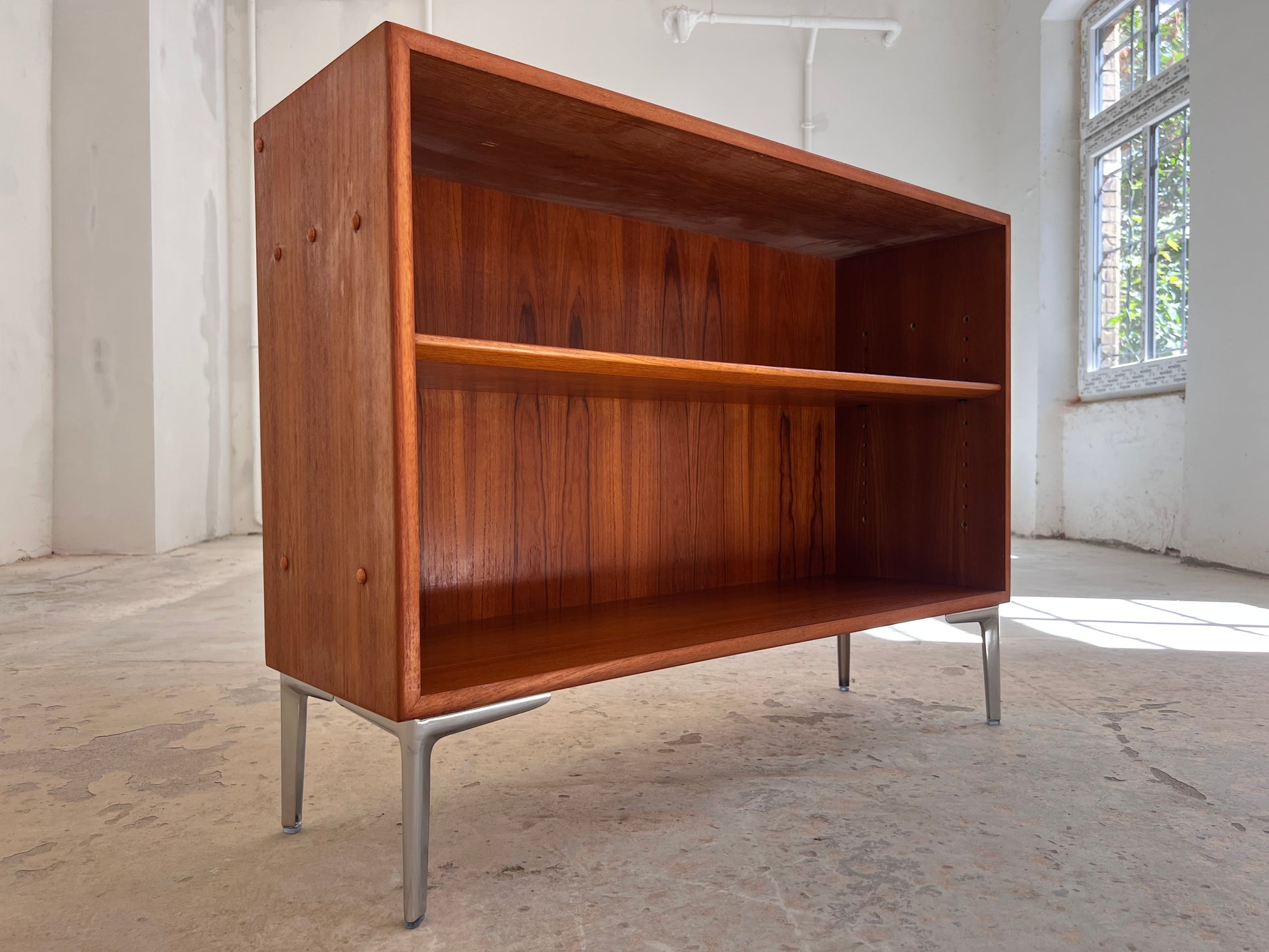 Regal Teak mit neuen Chromfüßen von Søborg Møbelfabrik