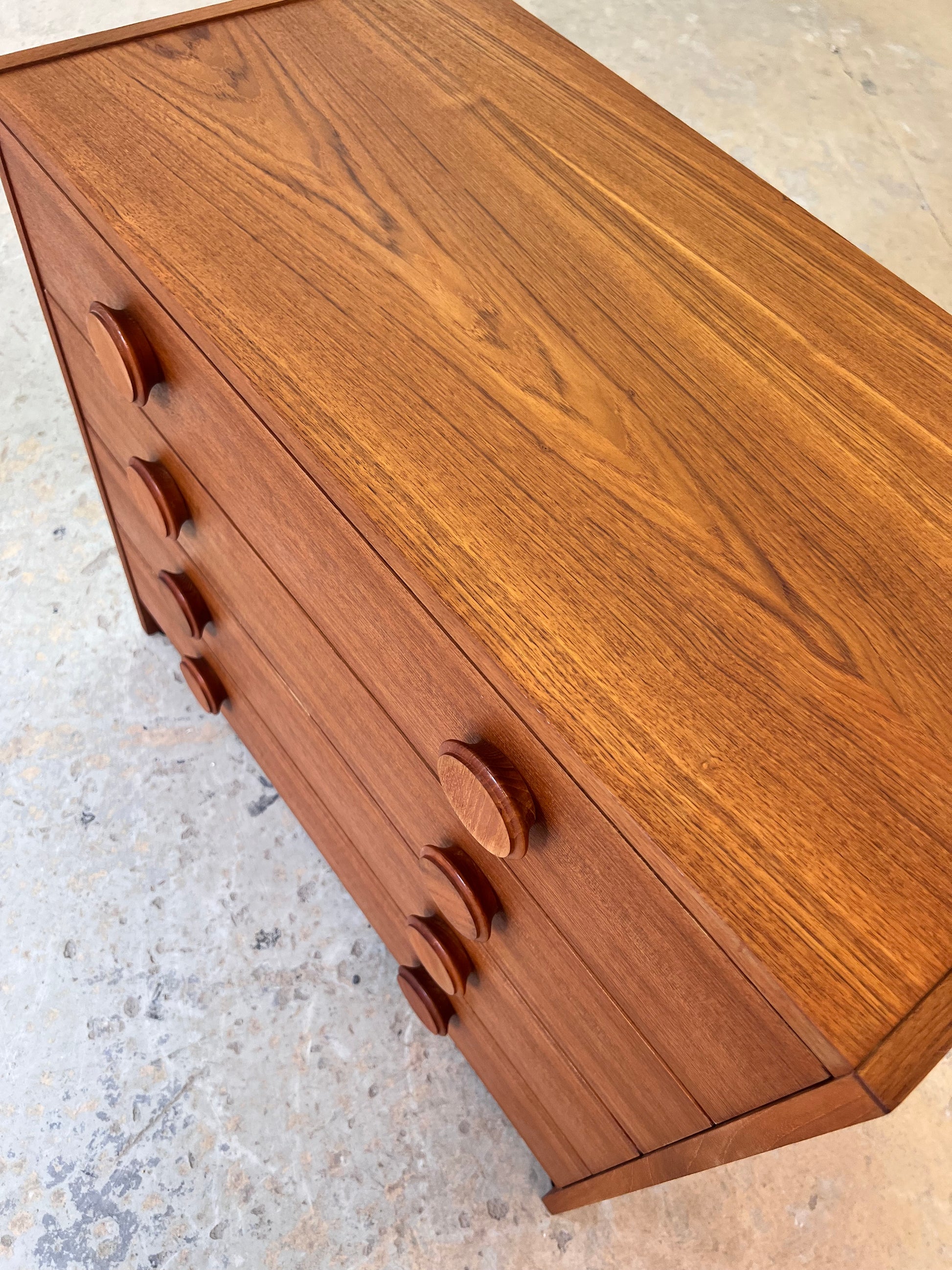 Kommode Teak mit runden Griffen aus Dänemark