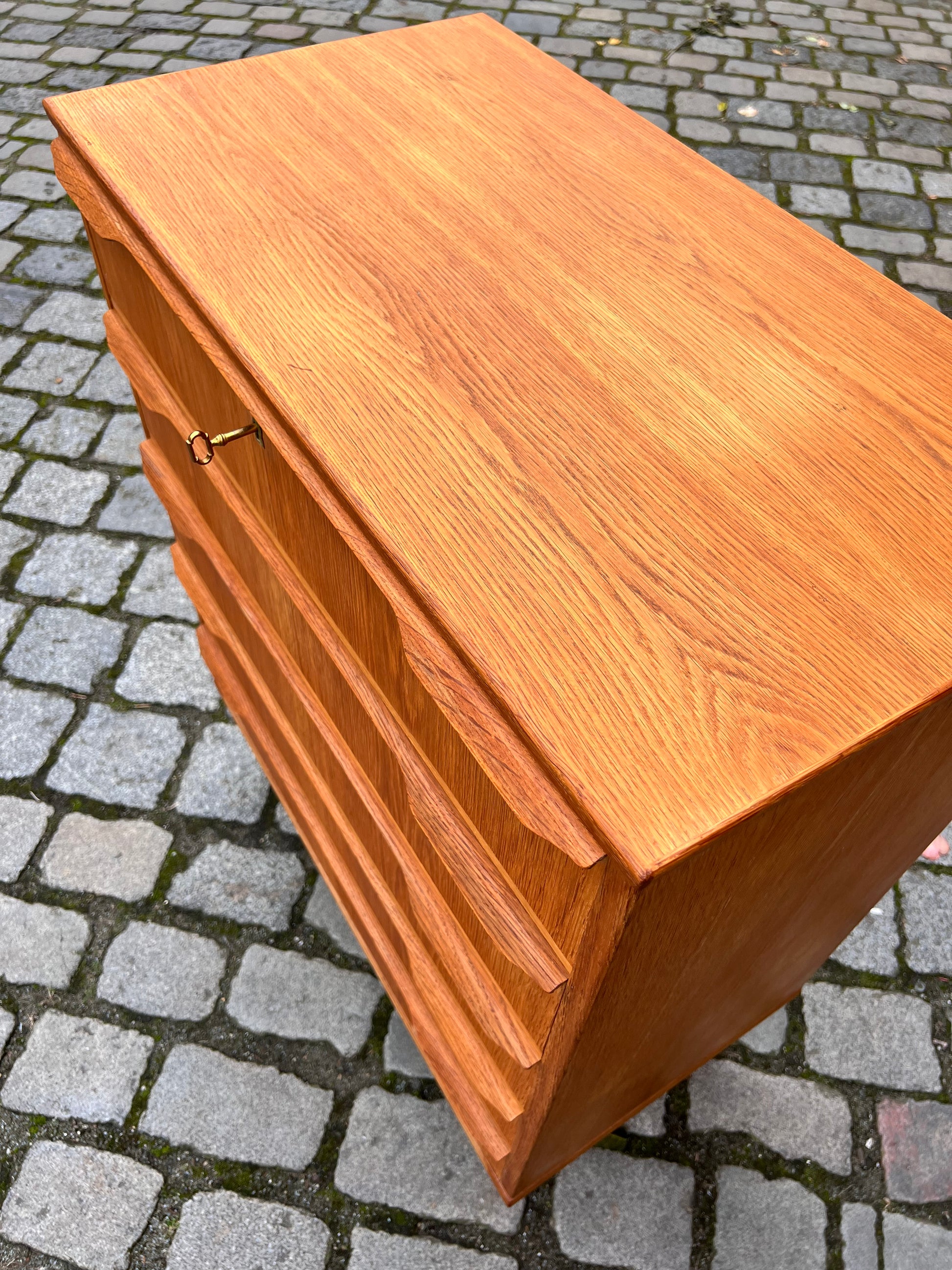 Kommode Eiche mit Schloss aus Dänemark