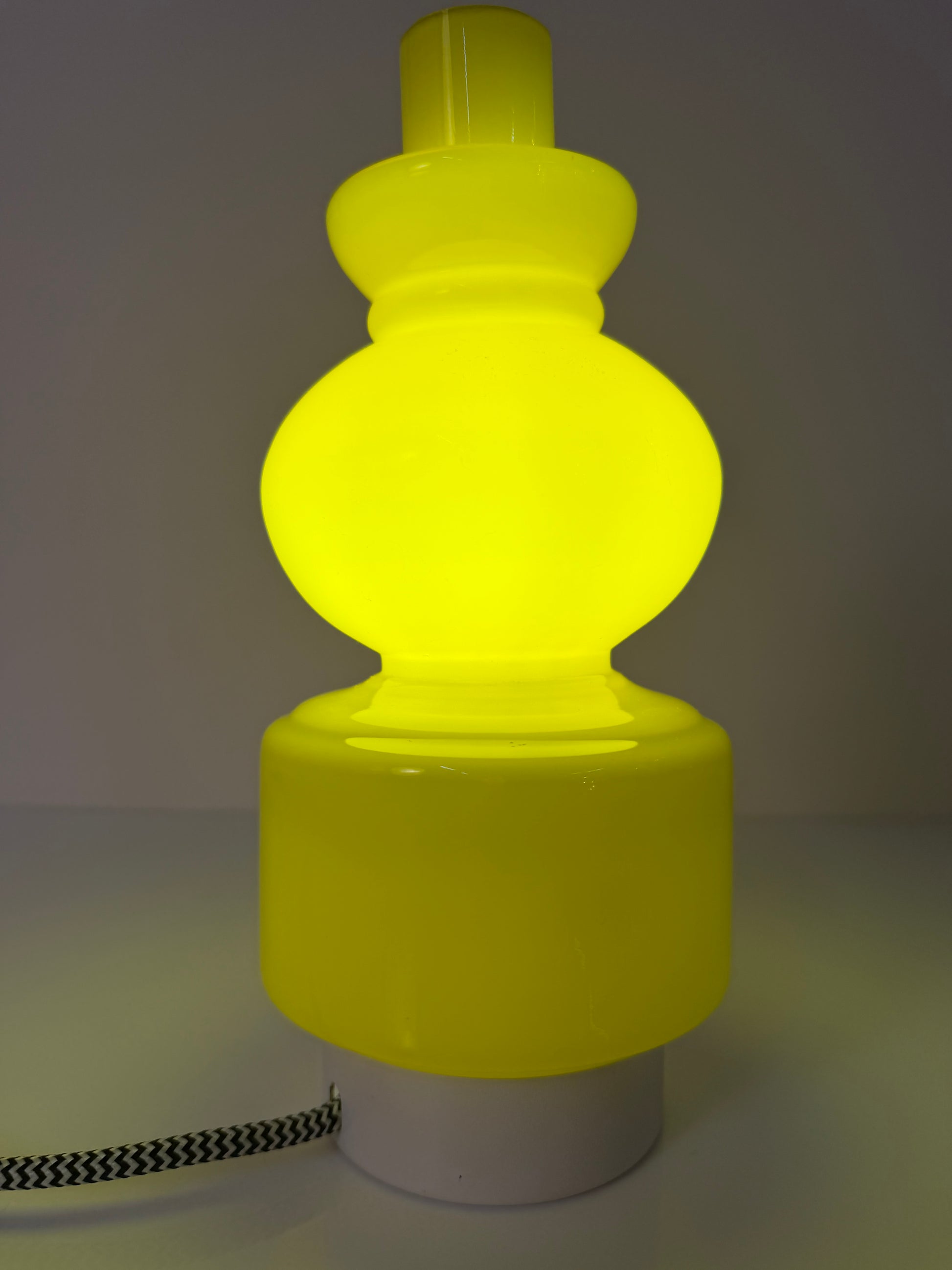Tischlampe sonnengelb Opalglas