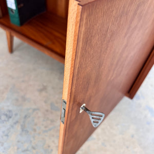 Schrank Nussbaum mit Schloss & Holzgestell