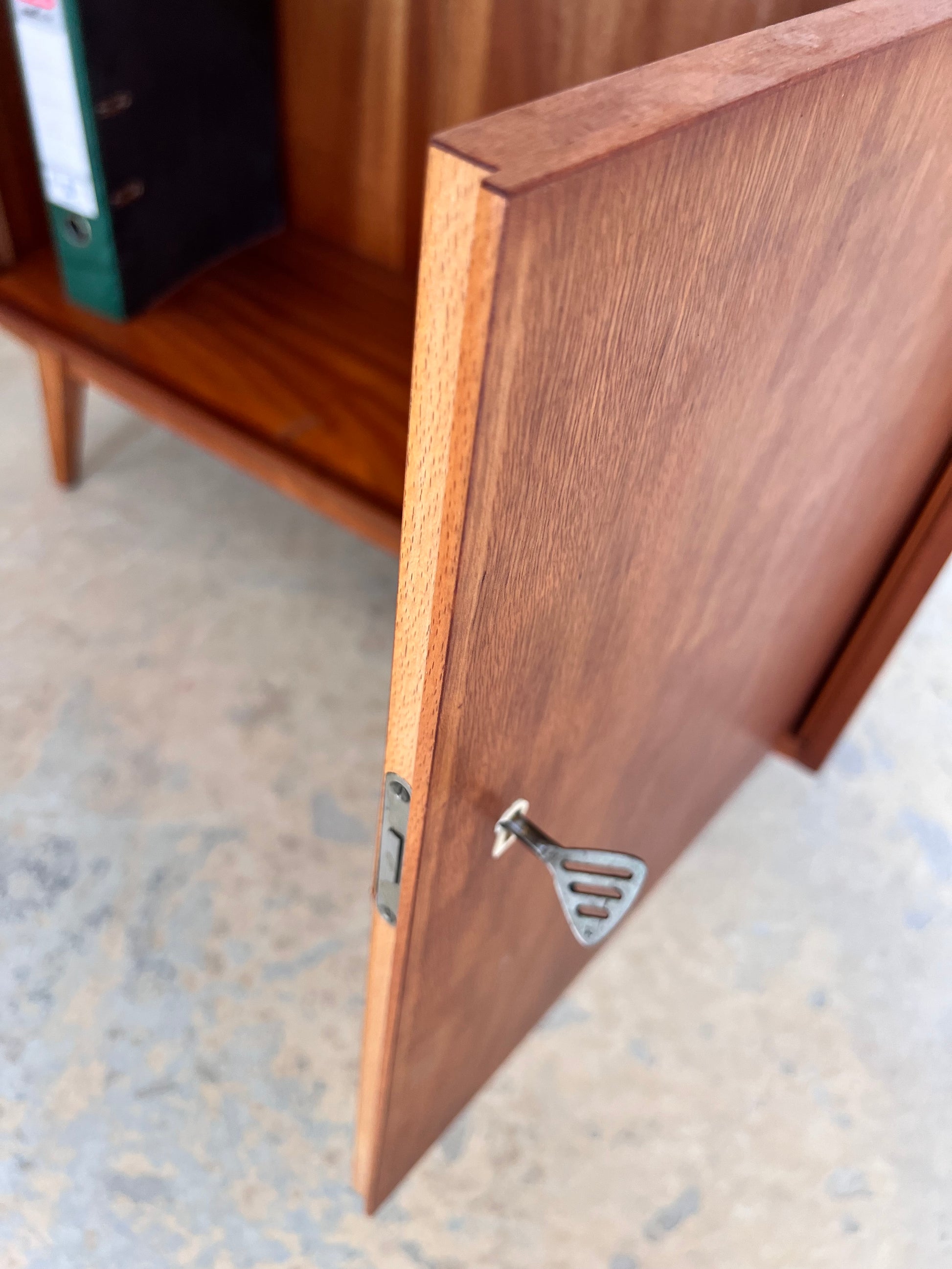 Schrank Nussbaum mit Schloss & Holzgestell