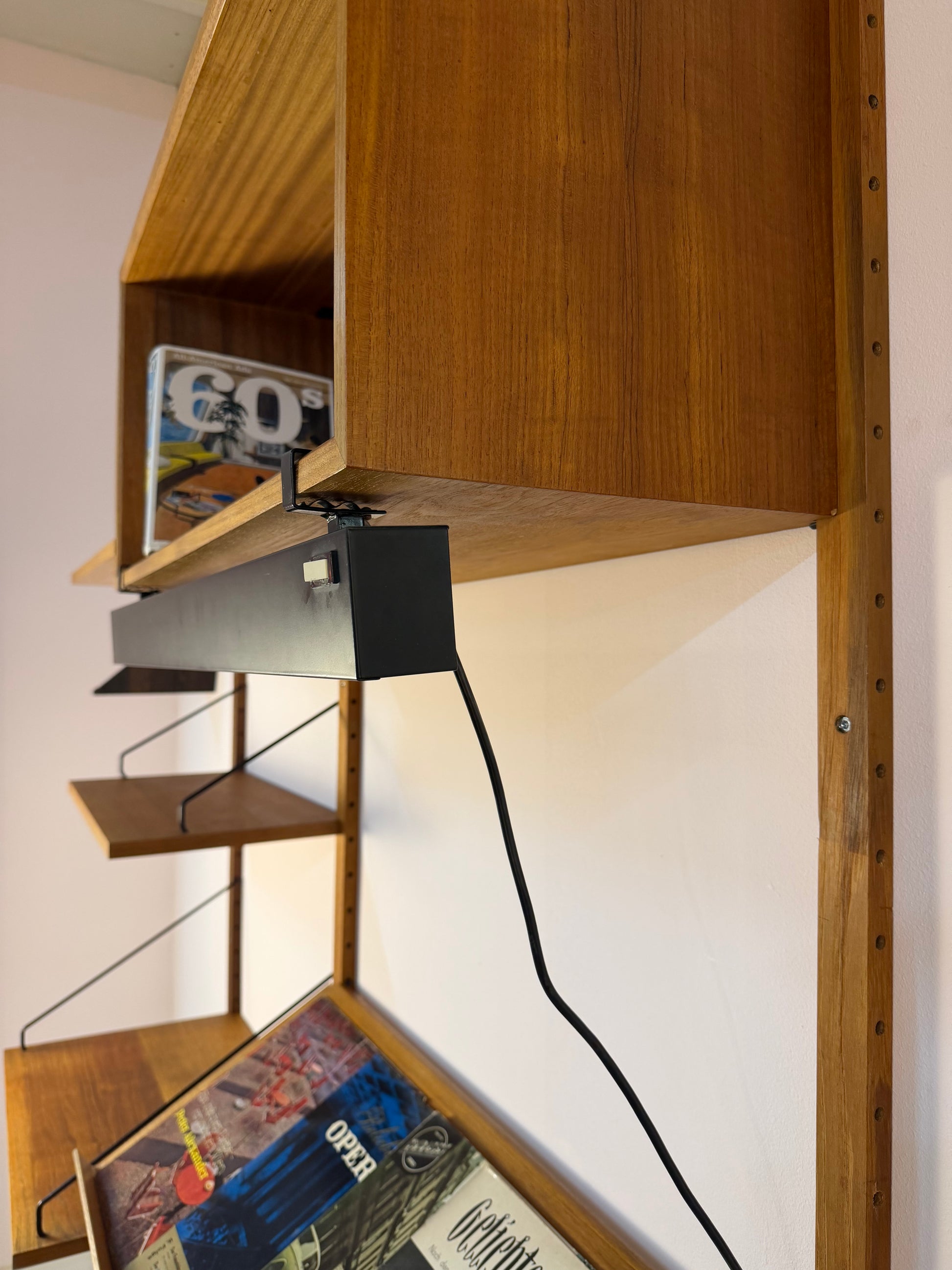 Wandregal Royal System Teak mit Lampe von Poul Cadovius