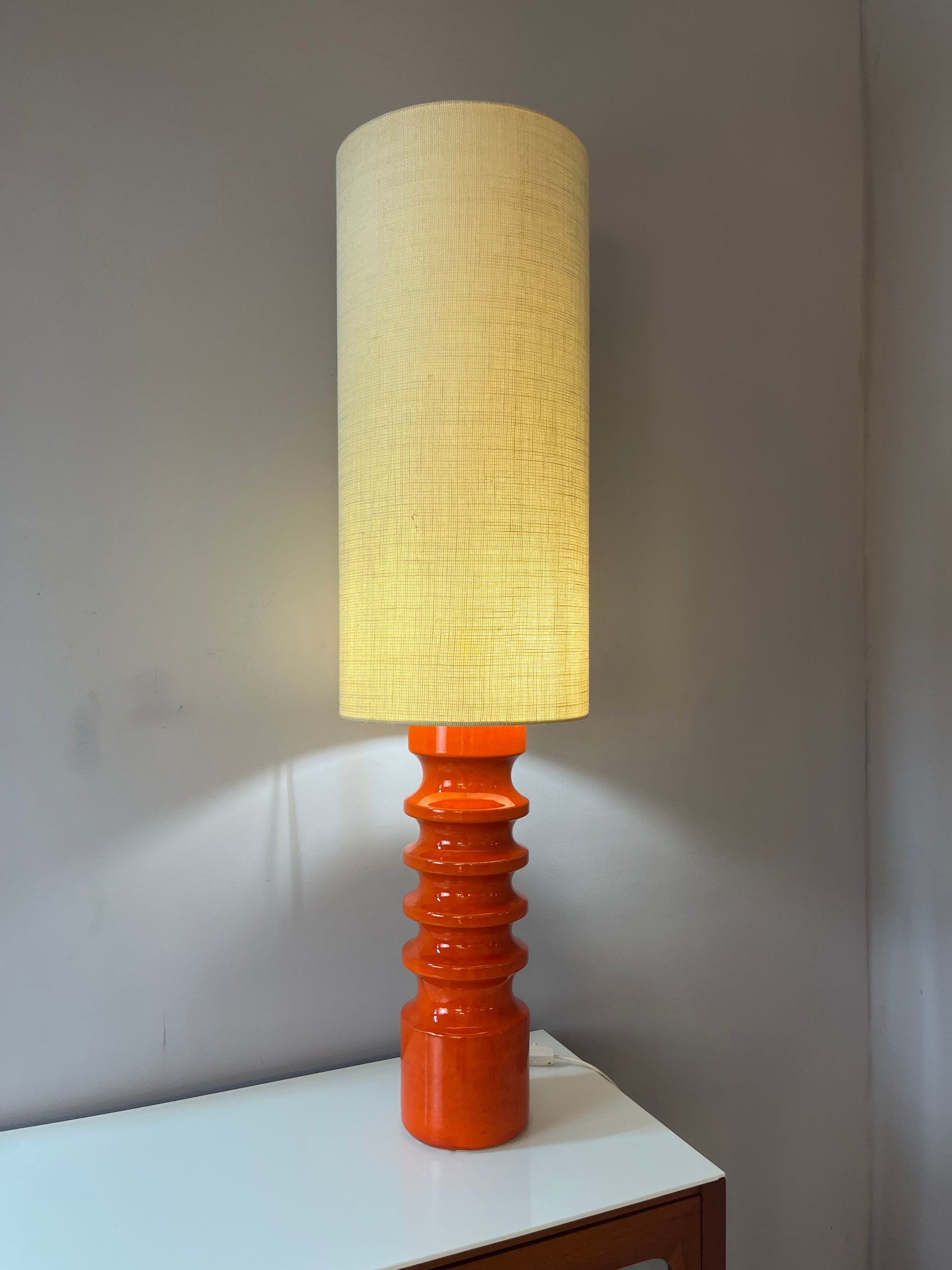 Stehlampe orange Keramik mit Wollschirm