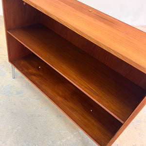 Regal Teak mit neuen Chromfüßen