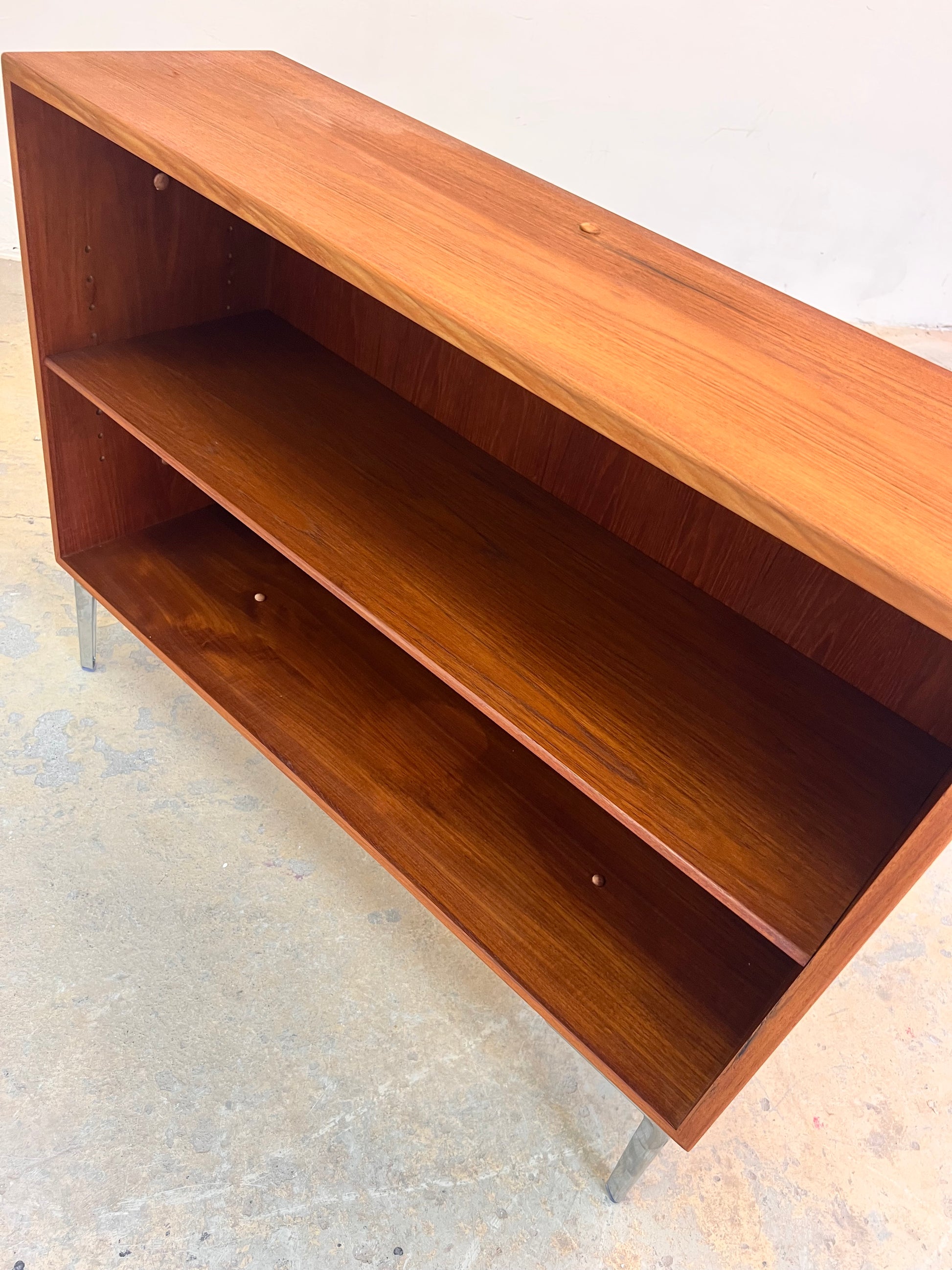 Regal Teak mit neuen Chromfüßen