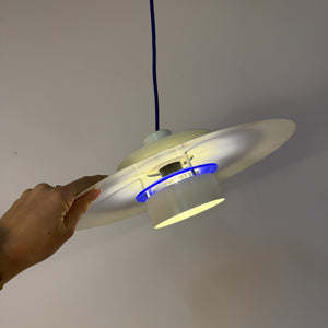 Lammellenlampe weiß mit blauem Akzent aus Dänemark