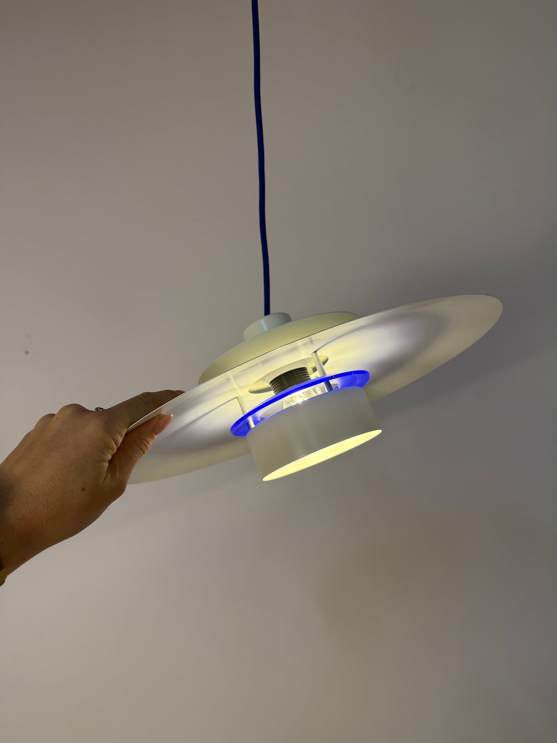 Lammellenlampe weiß mit blauem Akzent aus Dänemark
