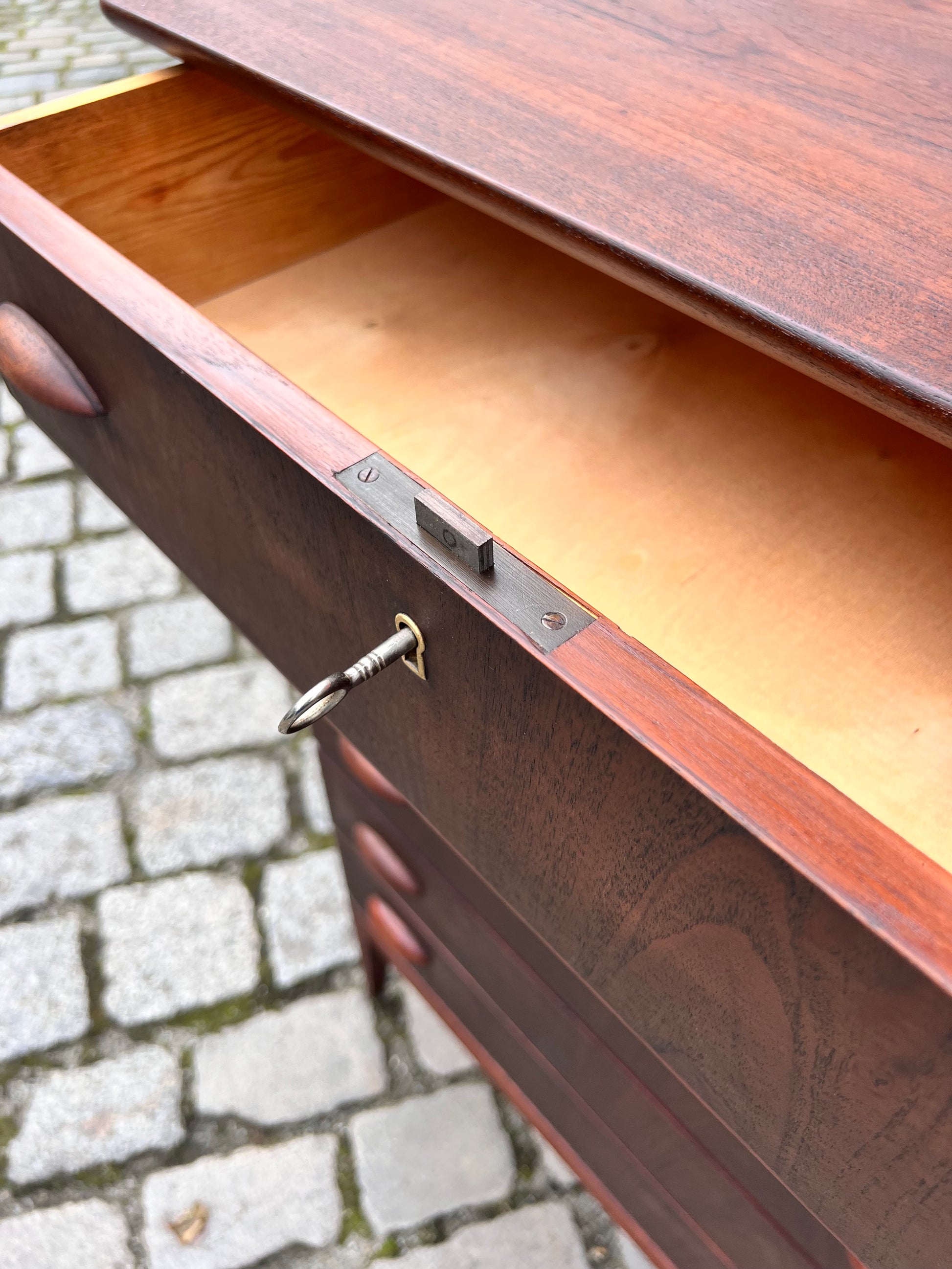 Kommode Teak mit Schloss aus Dänemark