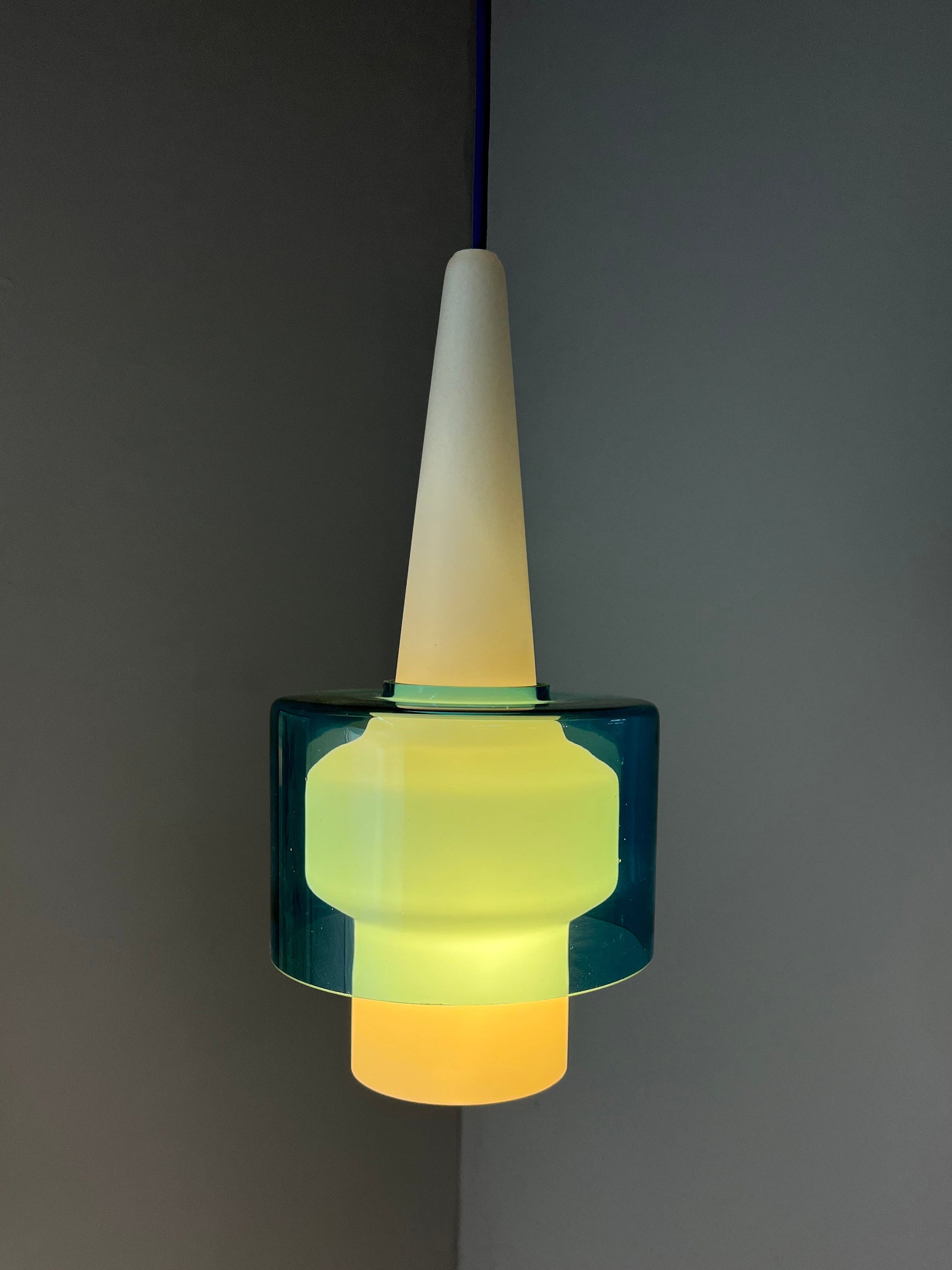 Hängelampe blau weiß Opalglas von Hyllinge Glasbruk