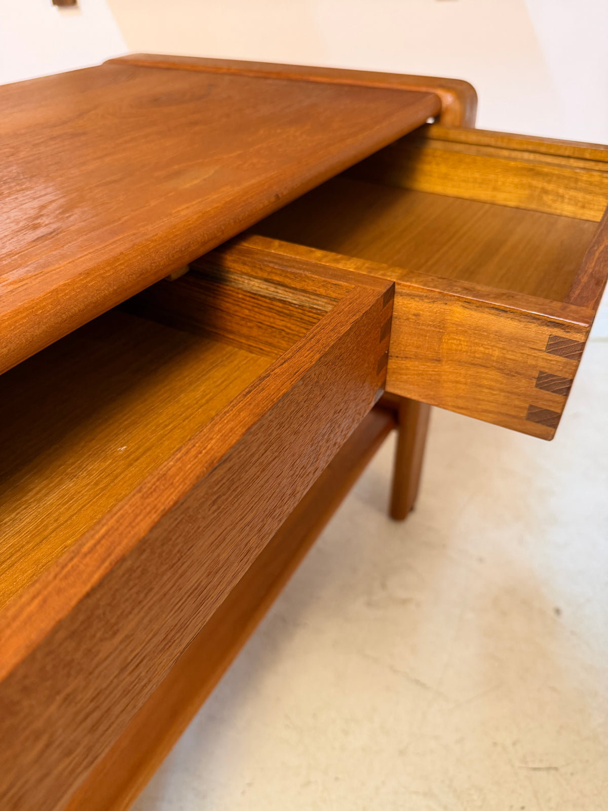 Beistelltisch Teak mit Schubladen & Ablage aus Dänemark