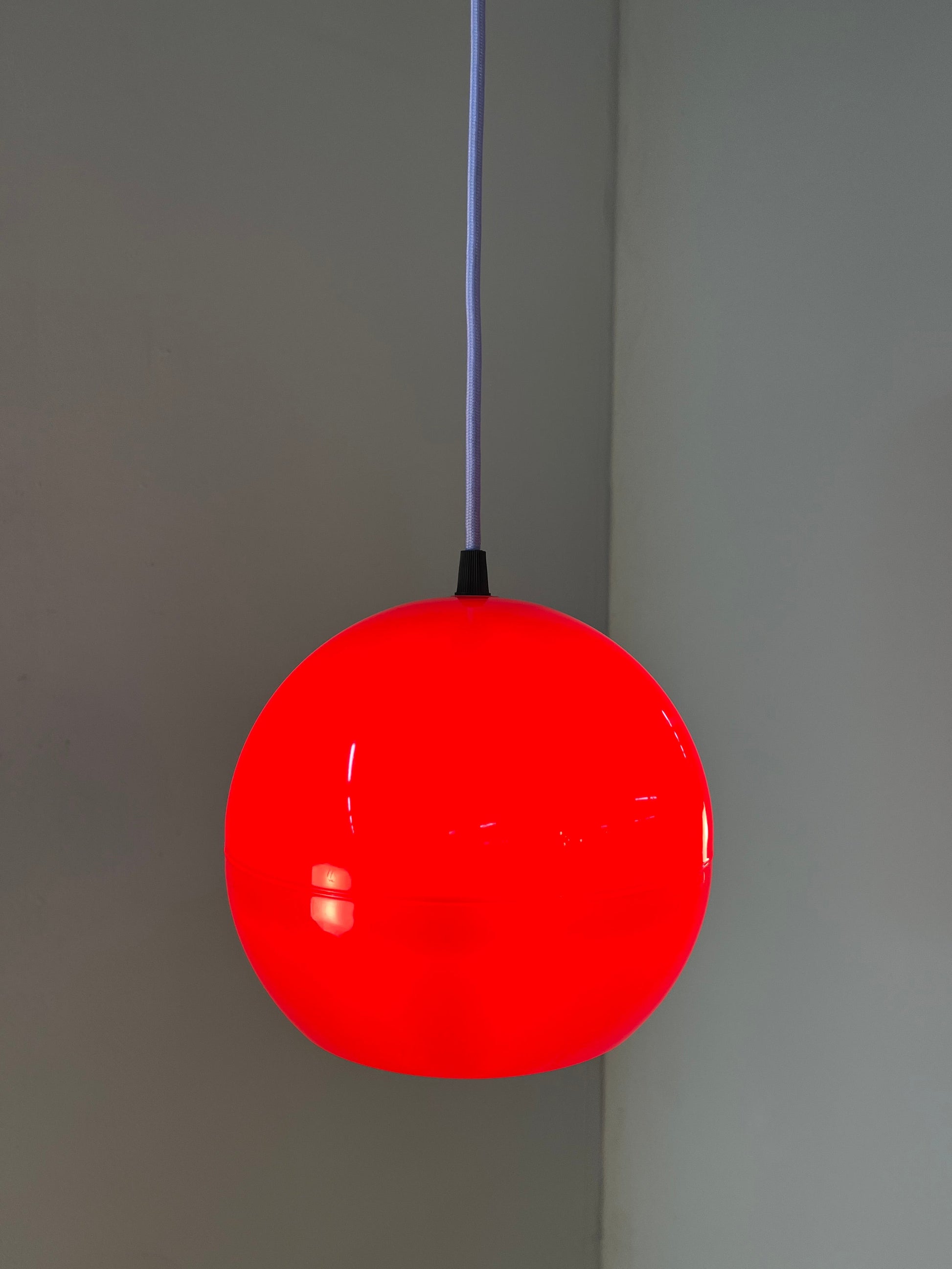 Kugellampe rot Kunststoff aus Dänemark