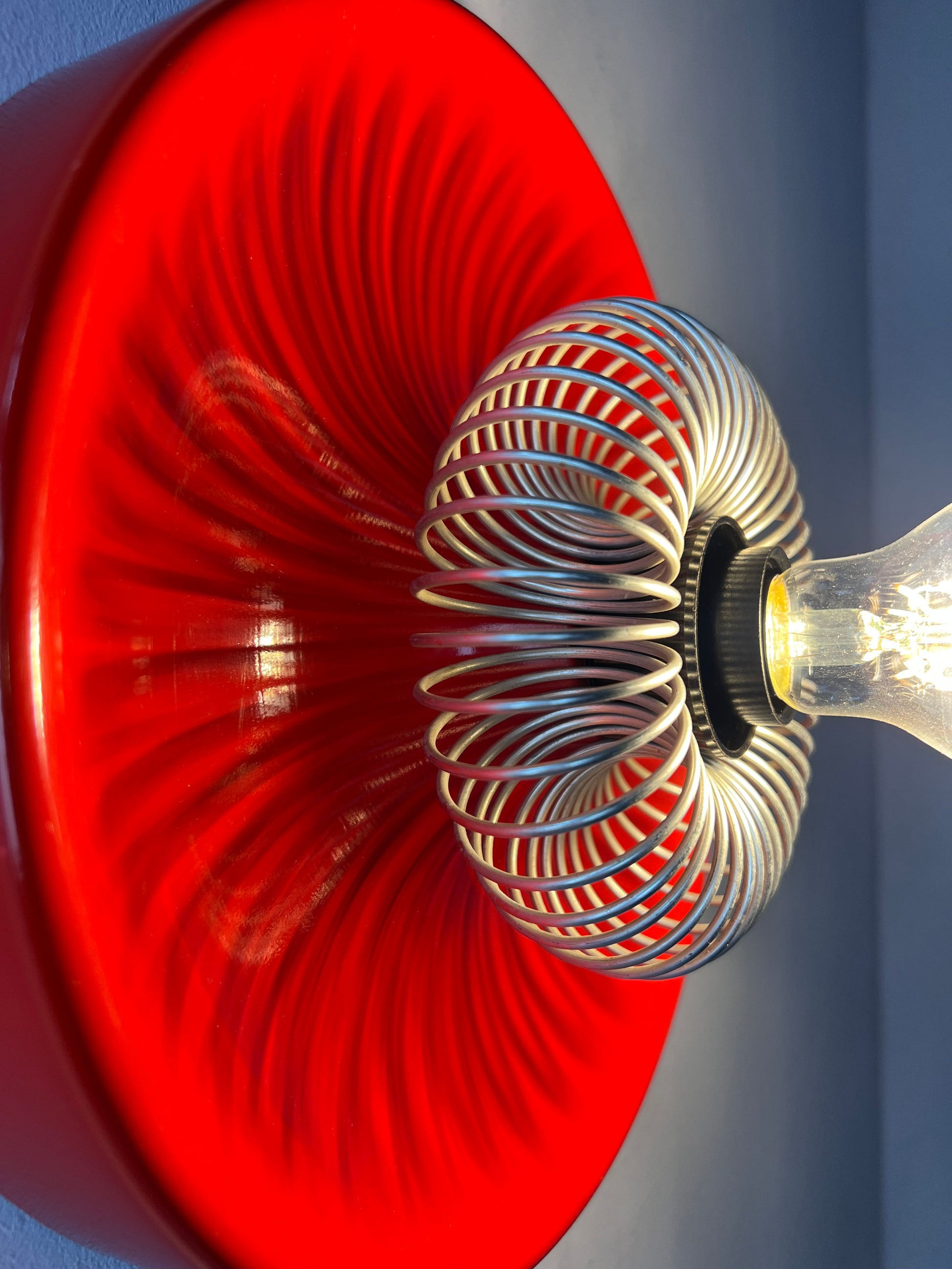 Decken-oder Wandlampe rot mit Sprirale von Elektromfem ISZ