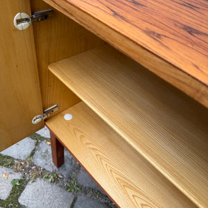 Kleines Sideboard mit Schloss aus Dänemark