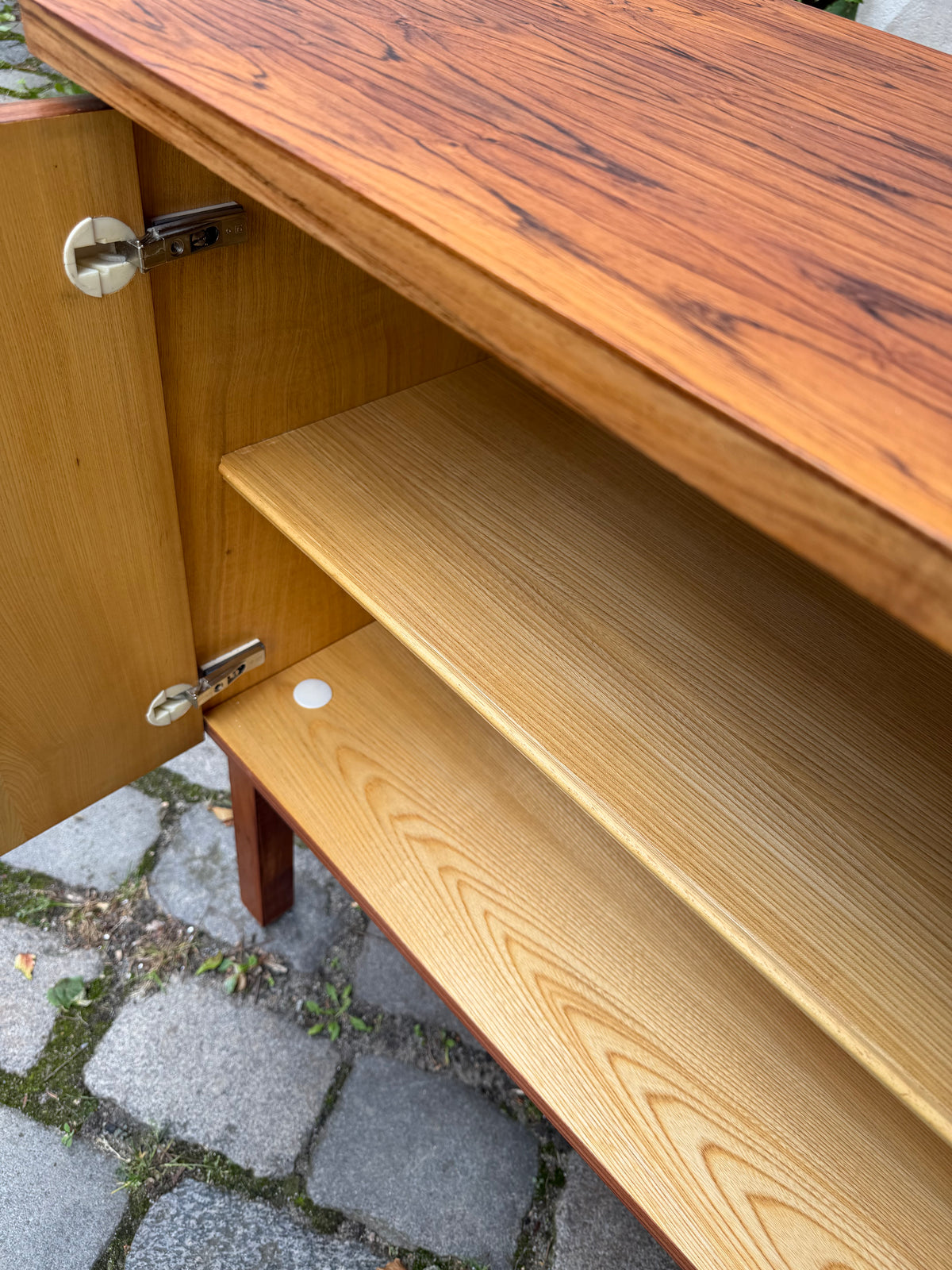 Kleines Sideboard mit Schloss aus Dänemark