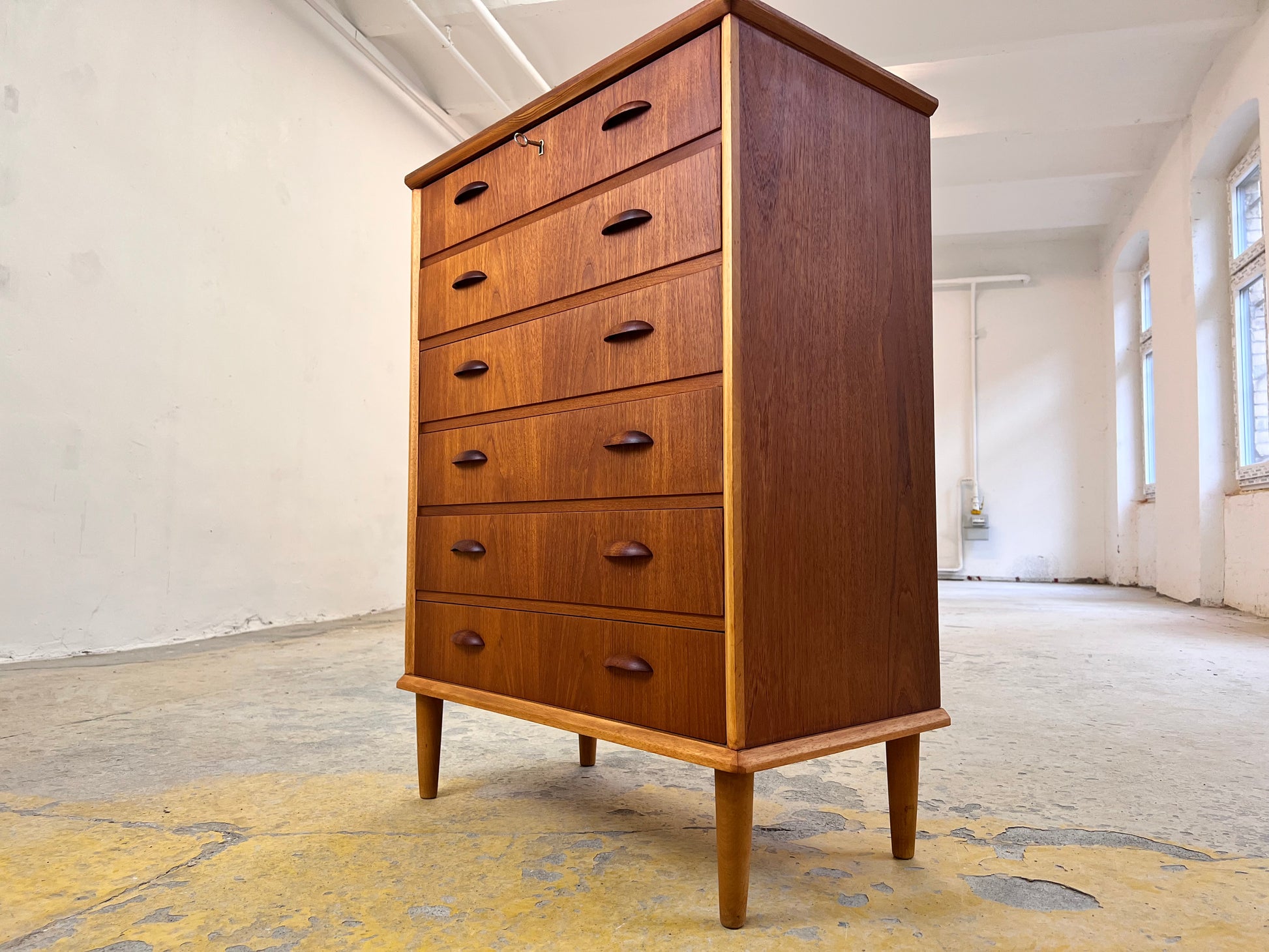 Kommode Teak mit Muschelgriffen aus Dänemark