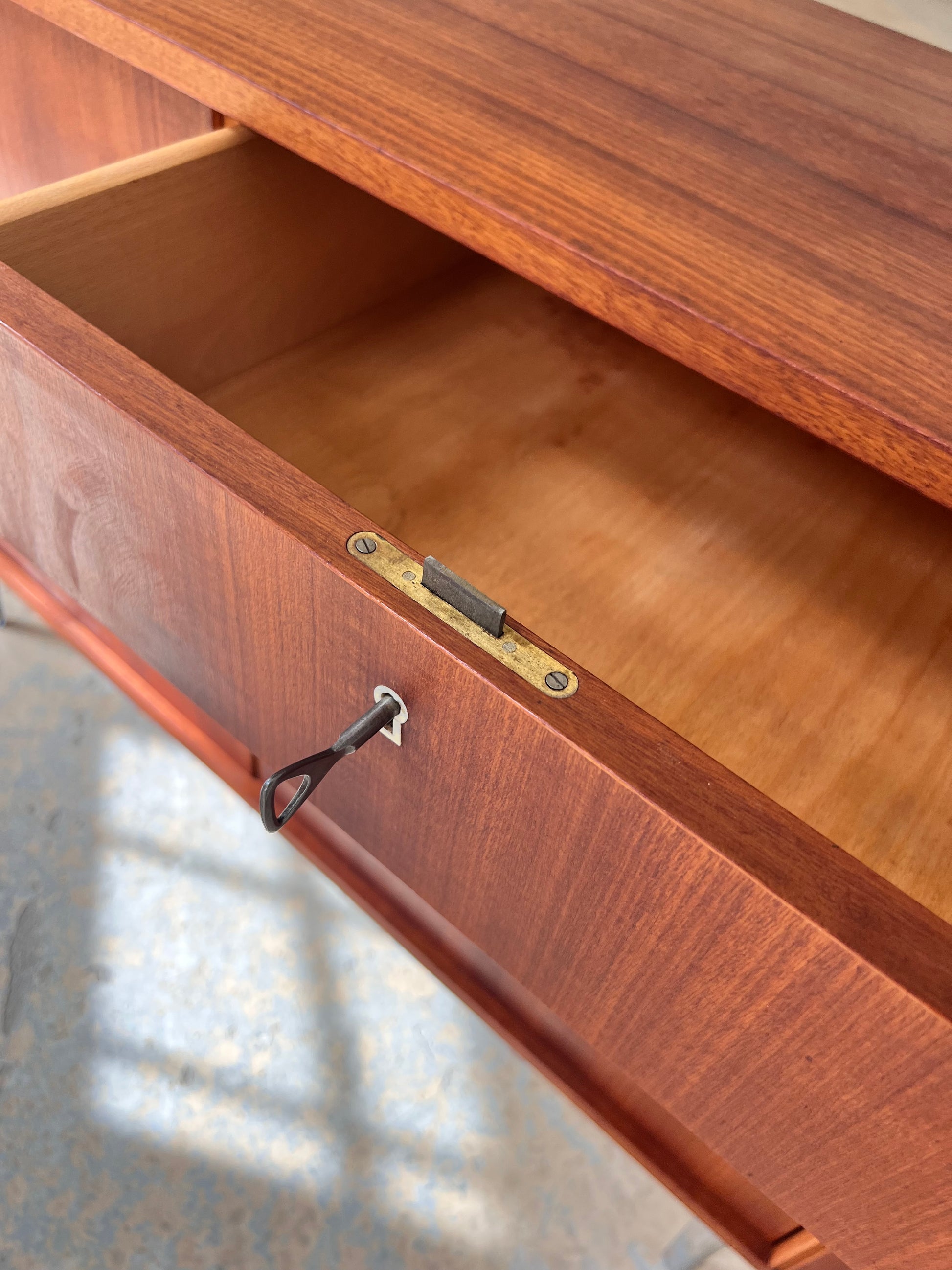 Kommode Teak mit neuen Chromfüßen von Werner Ortlepp