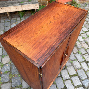 Kommodenschrank mit Flügeltüren & Schloss aus Dänemark
