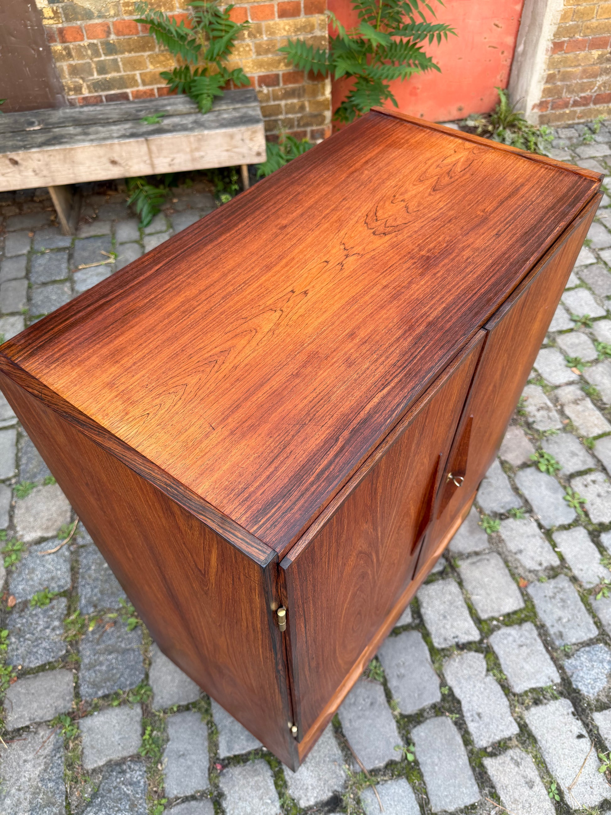 Kommodenschrank mit Flügeltüren & Schloss aus Dänemark