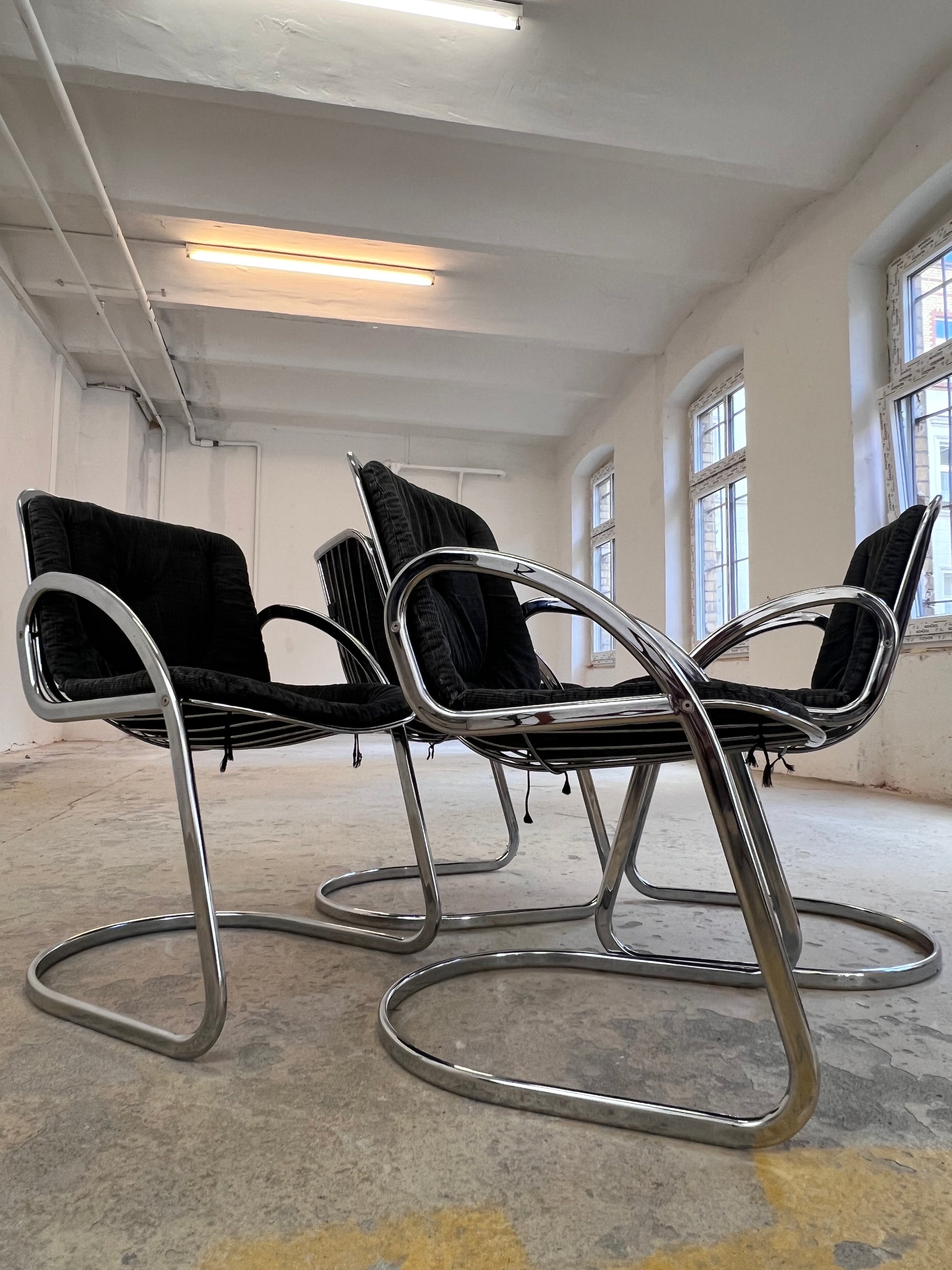 Freischwinger grau Cord Chrom von Gastone Rinaldi