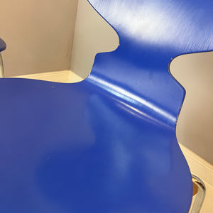 Ameise Stuhl Modell 3100 dreibeinig blau von Arne Jacobsen für Fritz Hansen