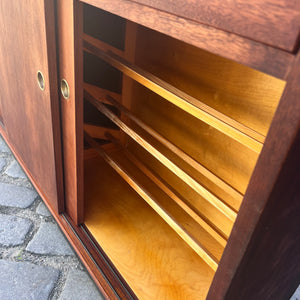 Schuhschrank Teak mit Messinggriffen aus Dänemark
