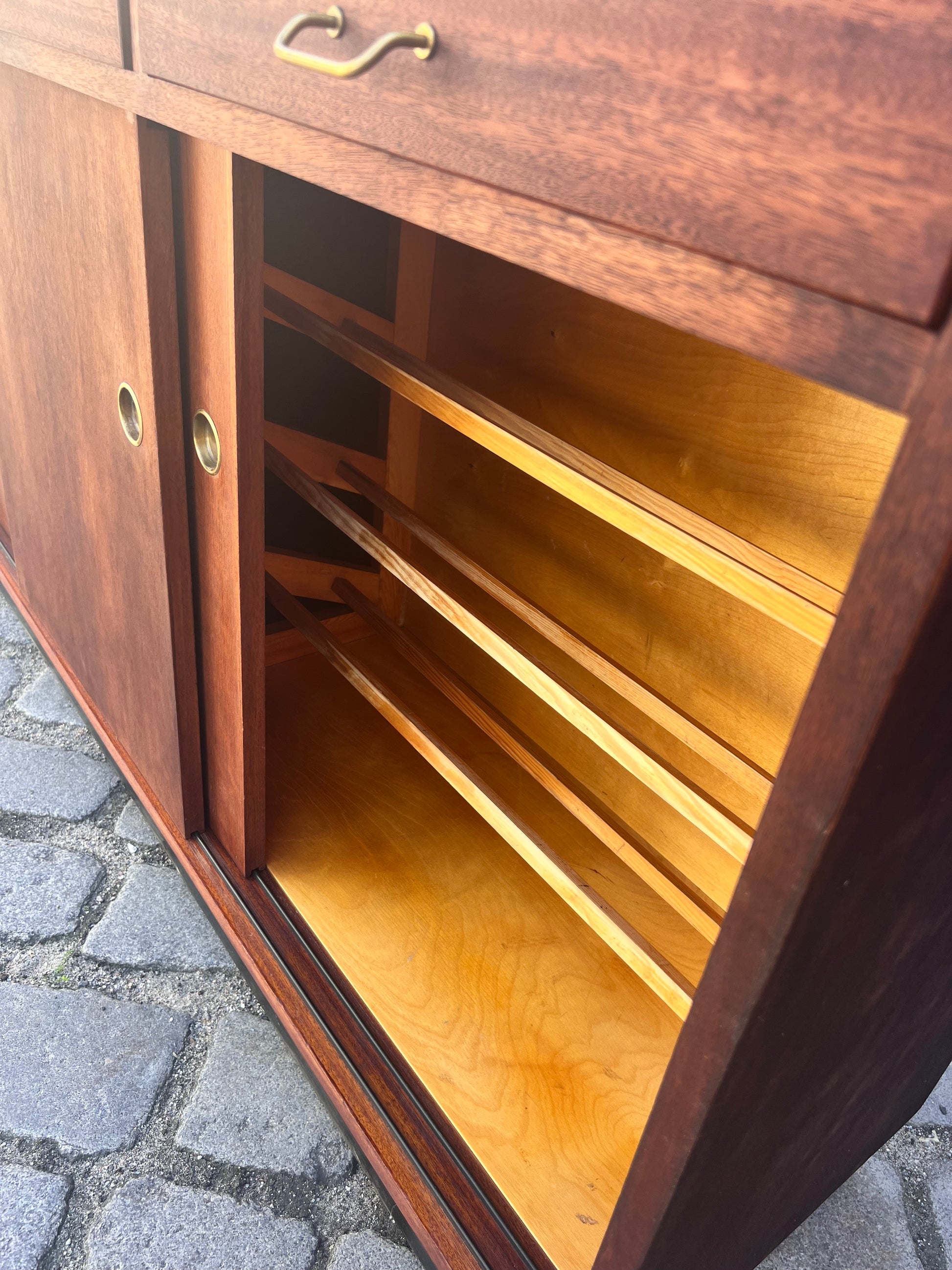 Schuhschrank Teak mit Messinggriffen aus Dänemark
